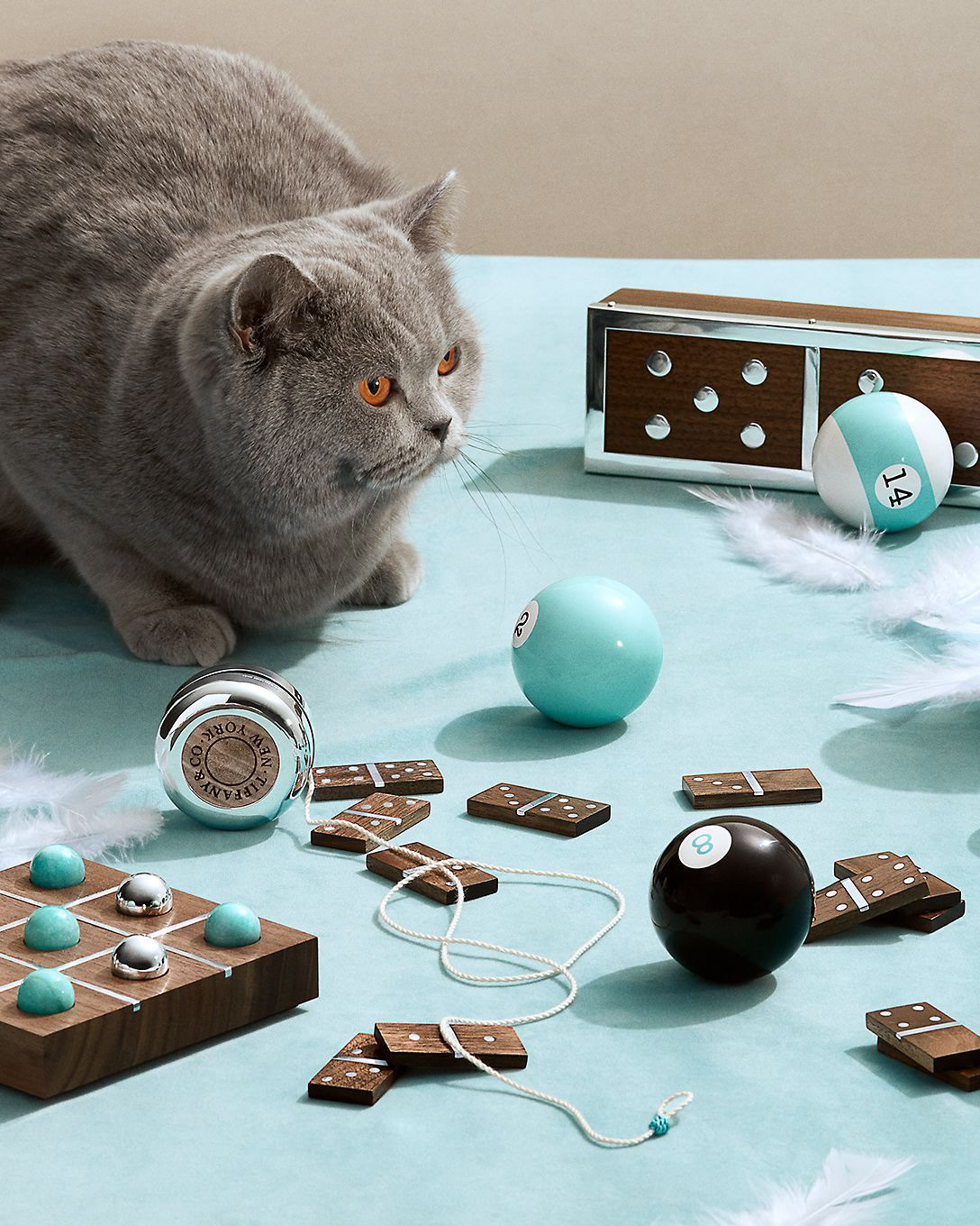 Des jeux classiques réinventés. Choix de cadeau idéal, ces jeux et nouveautés associent un esprit fantaisiste à des matériaux haut de gamme.
