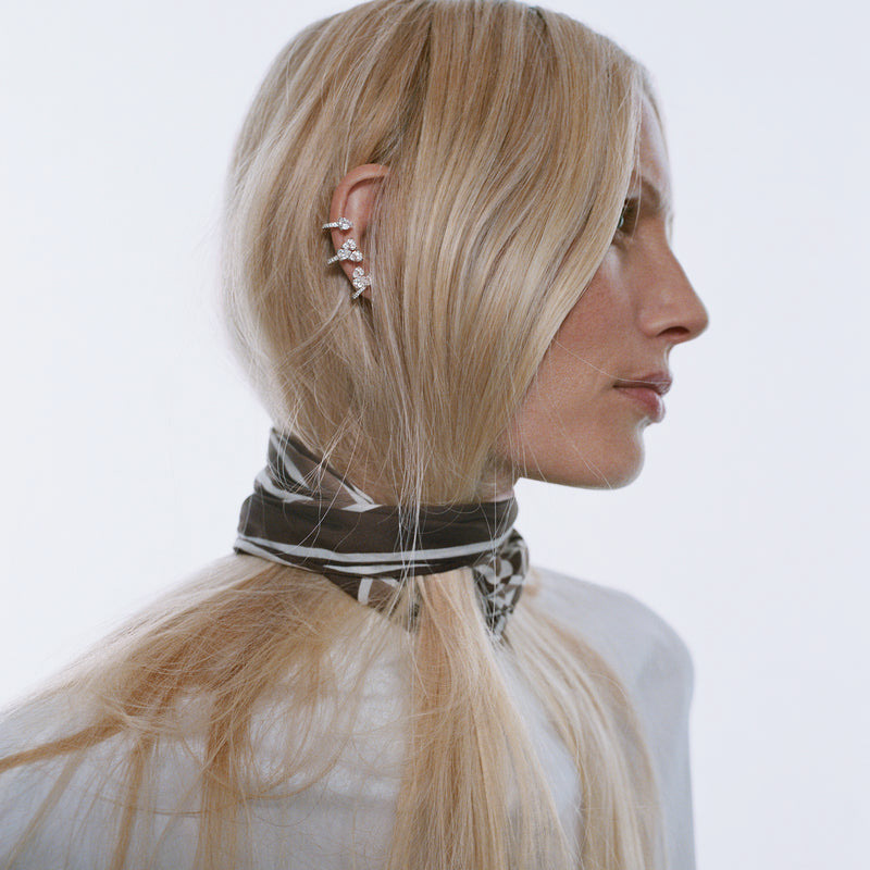 Comme un diamant flottant, simple et unique, la collection « Serti sur vide » présente un diamant comme en lévitation.