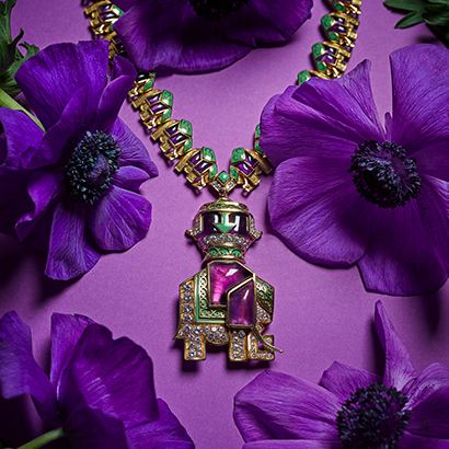 Collier en or serti d’émeraude, rubis et diamants, 1969. Le pendentif octogonal amovible est serti d’une émeraude taille cabochon de 44,60 cts encadrée de rubis et de diamants taille brillant, et peut être porté en broche. Caractéristiques du style Bvlgari, les formes géométriques tirent leur inspiration des monuments et motifs décoratifs de la Ville Éternelle.