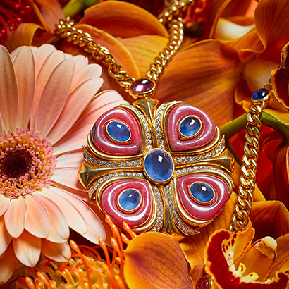 Collier en or serti d’émeraude, rubis et diamants, 1969. Le pendentif octogonal amovible est serti d’une émeraude taille cabochon de 44,60 cts encadrée de rubis et de diamants taille brillant, et peut être porté en broche. Caractéristiques du style Bvlgari, les formes géométriques tirent leur inspiration des monuments et motifs décoratifs de la Ville Éternelle.