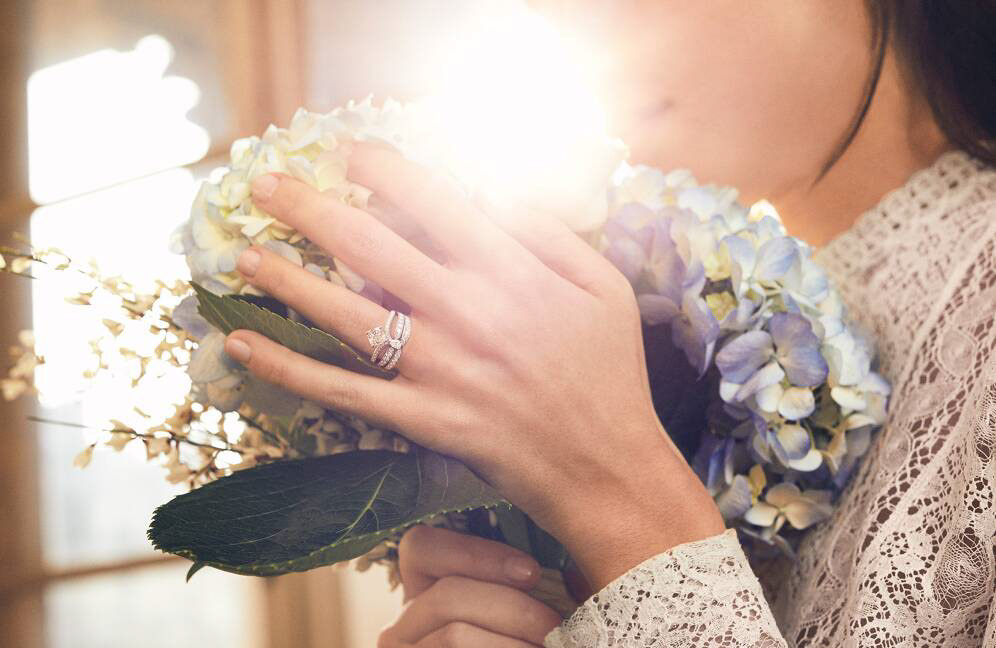 Solitaire Joséphine Éclat Floral ; alliance Triomphe de Chaumet © Chaumet