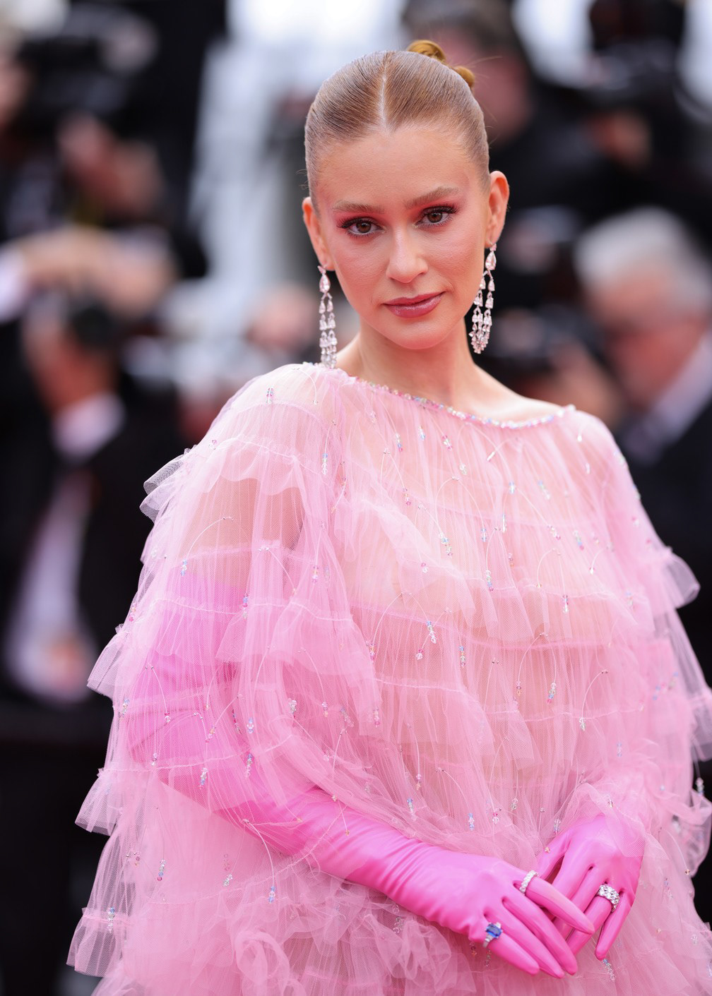 Marina Ruy Barbosa en Armani Privé lors de la montée des marches du film Heojil Kyolshim (Decision to Leave) le lundi 23 mai au Festival de Cannes 2022