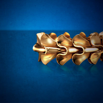 Bracelet en or, 1942. Les difficultés économiques dues à la Seconde Guerre mondiale entraînent une production très limitée de bijoux sertis de pierres précieuses et un intérêt plus grand pour la conception de créations aux lignes plus douces, inspirées par la nature.