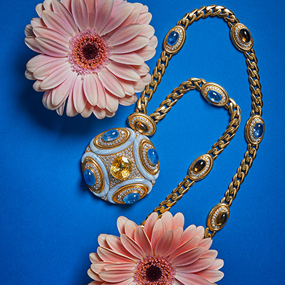 Collier en or serti d’émeraude, rubis et diamants, 1969. Le pendentif octogonal amovible est serti d’une émeraude taille cabochon de 44,60 cts encadrée de rubis et de diamants taille brillant, et peut être porté en broche. Caractéristiques du style Bvlgari, les formes géométriques tirent leur inspiration des monuments et motifs décoratifs de la Ville Éternelle.