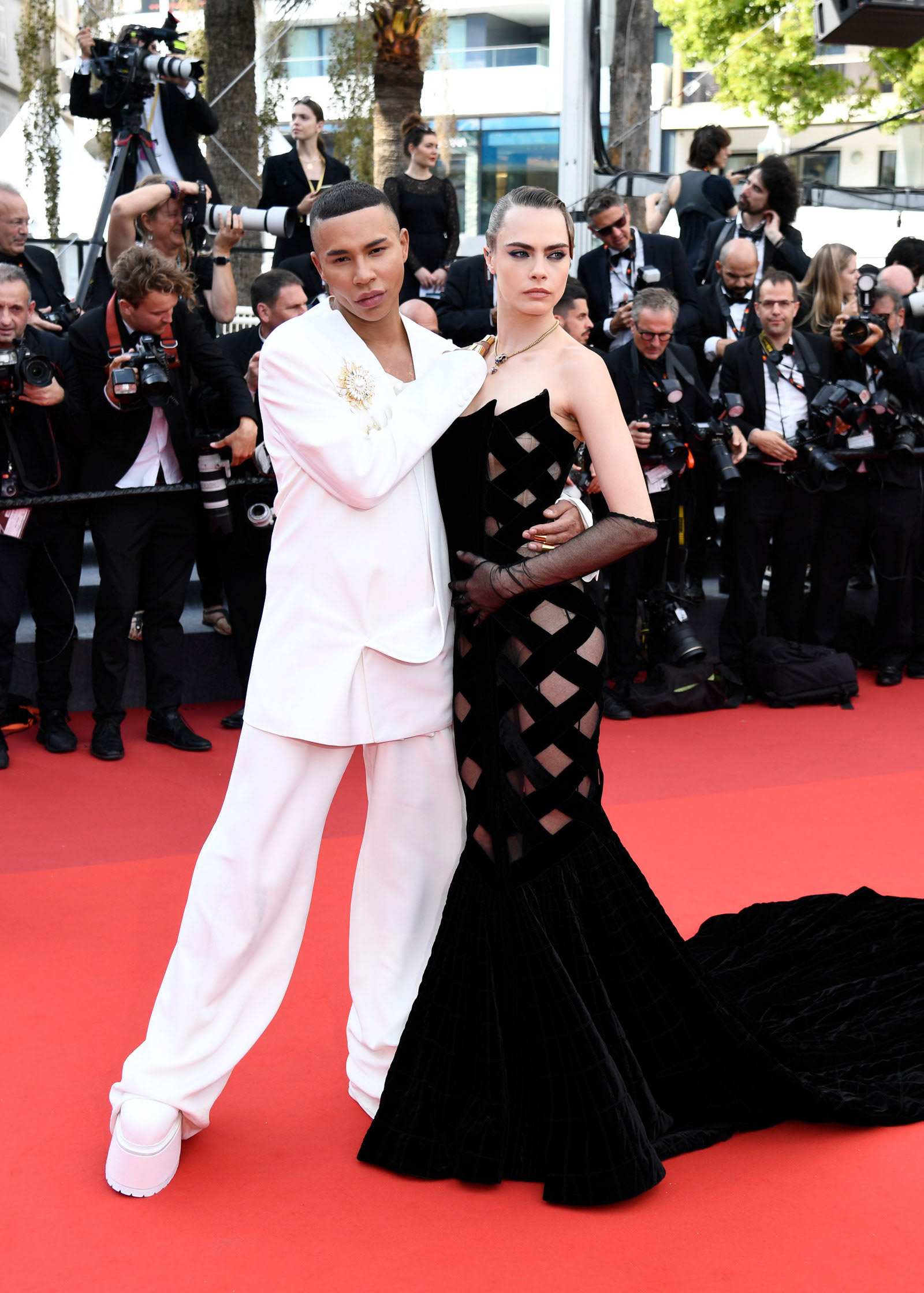 Cara Delevingne et Olivier Rousteing en Balmain lors de la montée des marches du film “L'Innocent” le mardi 24 mai au Festival de Cannes 2022. Gareth Cattermole