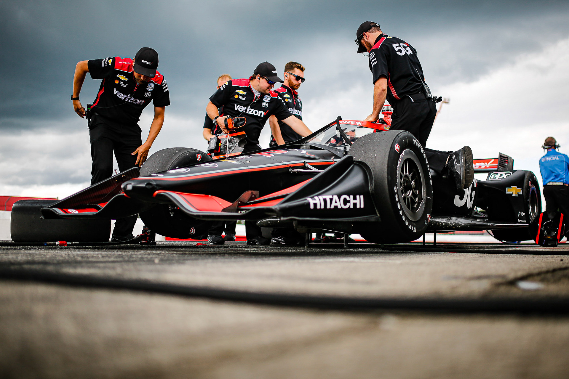 #12: Will Power, Team Penske Chevrolet crew members