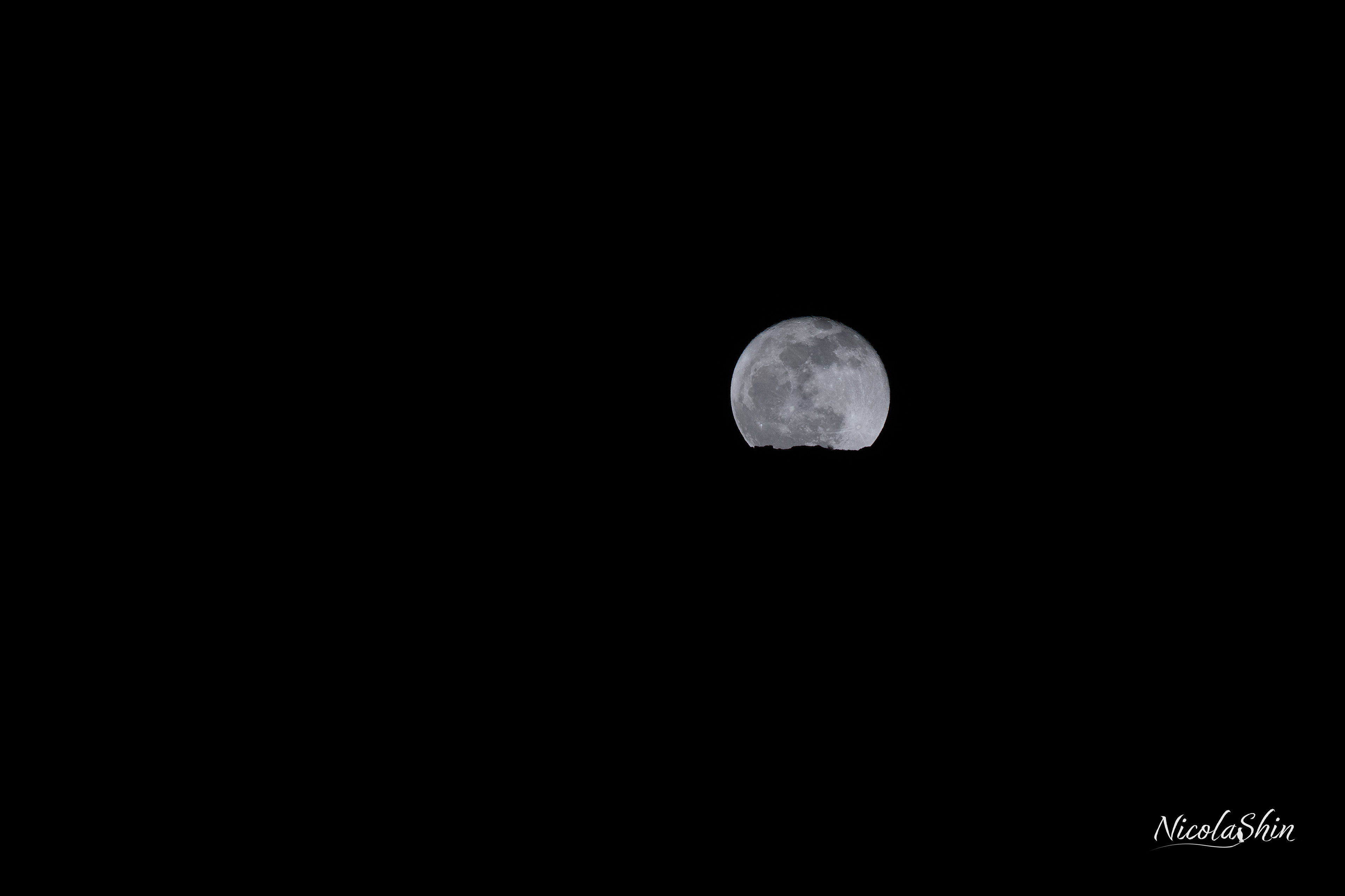 A bright Moon overseeing our sleep