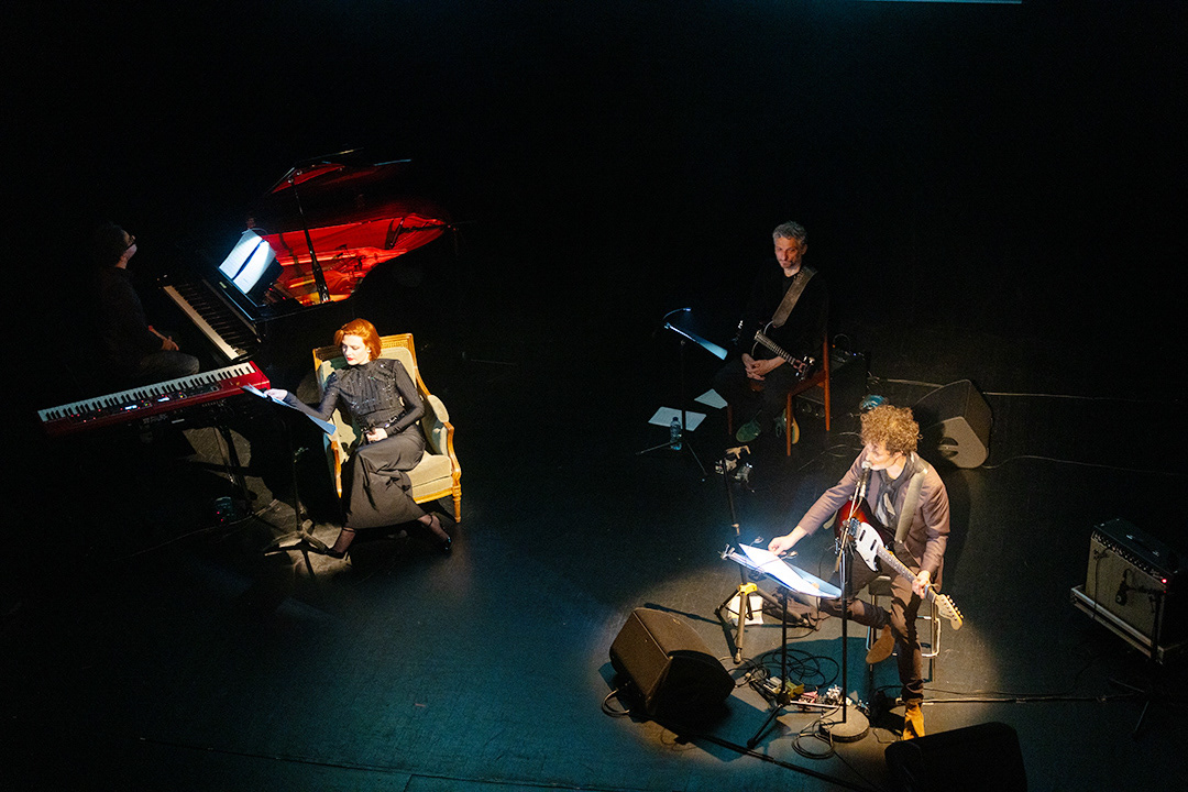 ELODIE FREGE & NICOLAS COMMENT