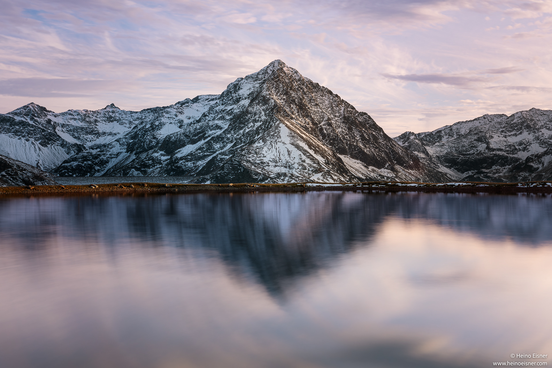 Mountains in Austria during sunrise, with a lake in front