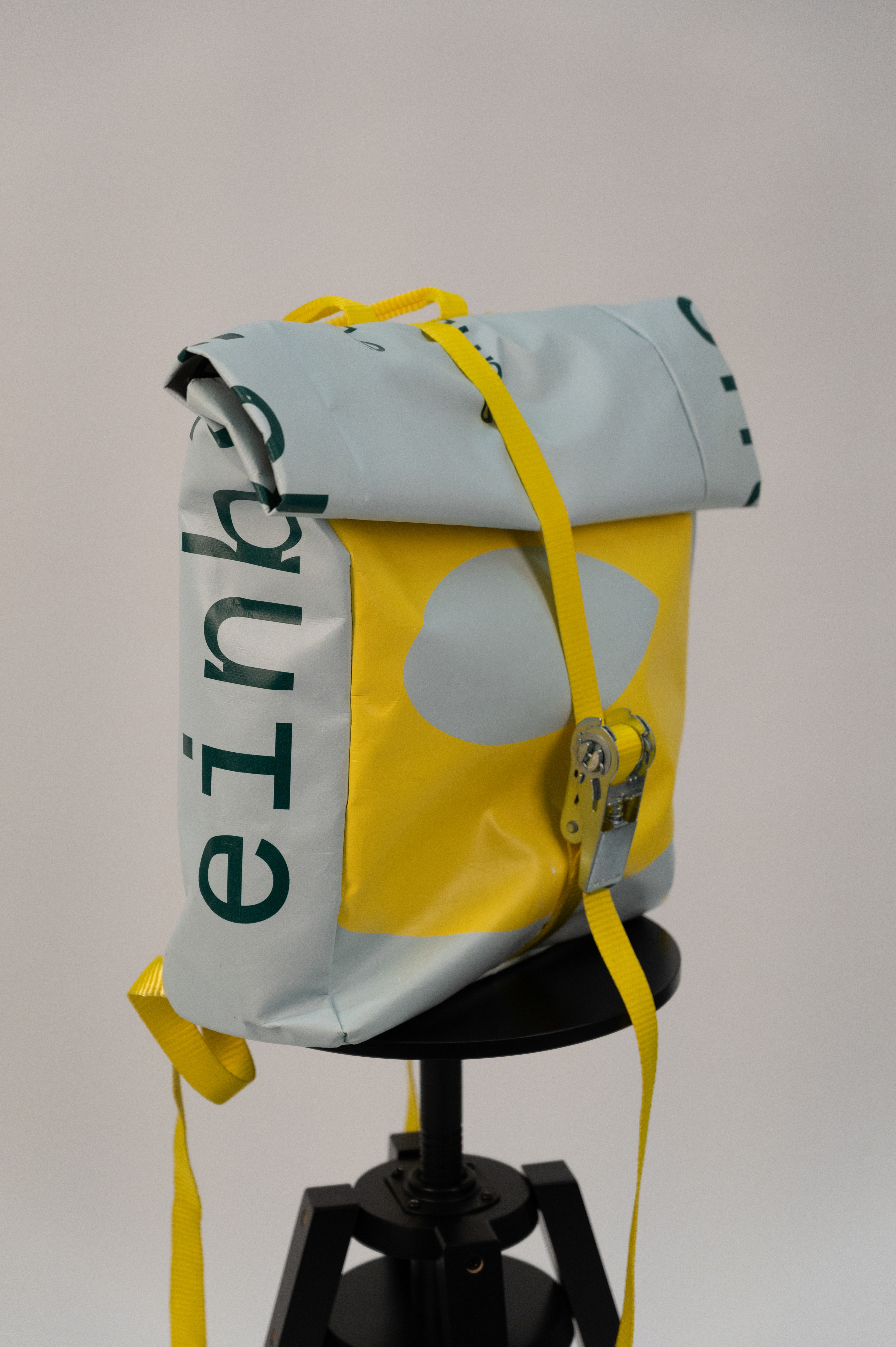 selbst genähter Rucksack aus Bannerstoff und Aufhängung