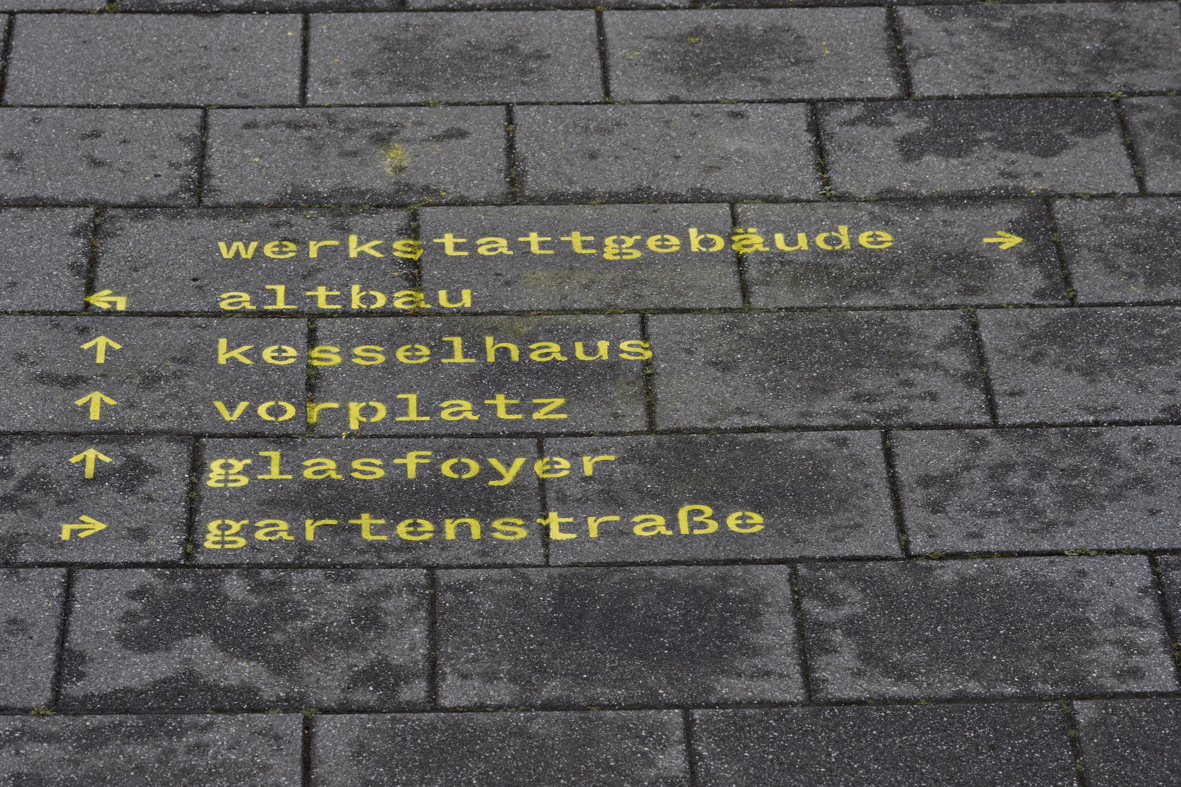 Wegweiser im Innenhof der Hochschule