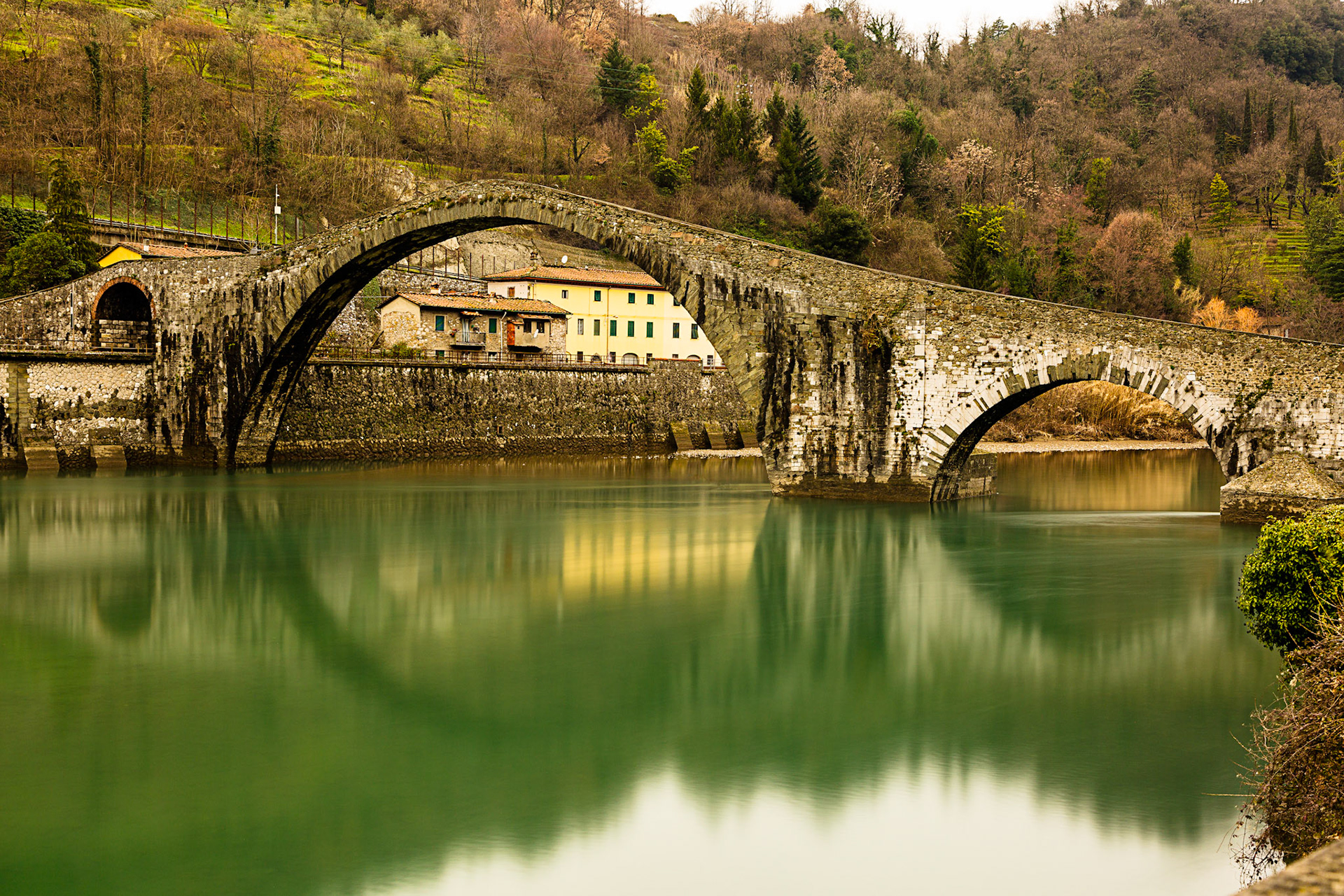 Il Ponte della Maddalena è comunemente identificato come "Ponte del Diavolo". Come molte altre imprese che ai coevi parevano impossibili, la leggenda popolare ne attribuisce la costruzione al diavolo, il quale vien poi truffato in vari modi. La leggenda narra del capo muratore impegnato nella costruzione del Ponte che era molto preoccupato del ritardo accumulato nella stessa costruzione. Egli dunque scese a patti con il Diavolo, il quale gli consentì di completare l'opera in una sola notte in cambio della prima anima che avesse attraversato il Ponte. Il capo muratore accettò e il Ponte fu ultimato. Il capo muratore, disperato per l'imminenza del pesante tributo al Diavolo, corse dal Parroco del paese, il quale, ascoltata la confessione, escogitò uno stratagemma: fece attraversare il Ponte ad un cane, il Diavolo lo prese e si buttò nelle acque del fiume. Si racconta inoltre che il cane, un pastore maremmano del tutto bianco, ogni tanto si veda passeggiare sul ponte nelle ultime sere di ottobre che rappresenti il diavolo che ancora cerca l'anima del capocantiere.
