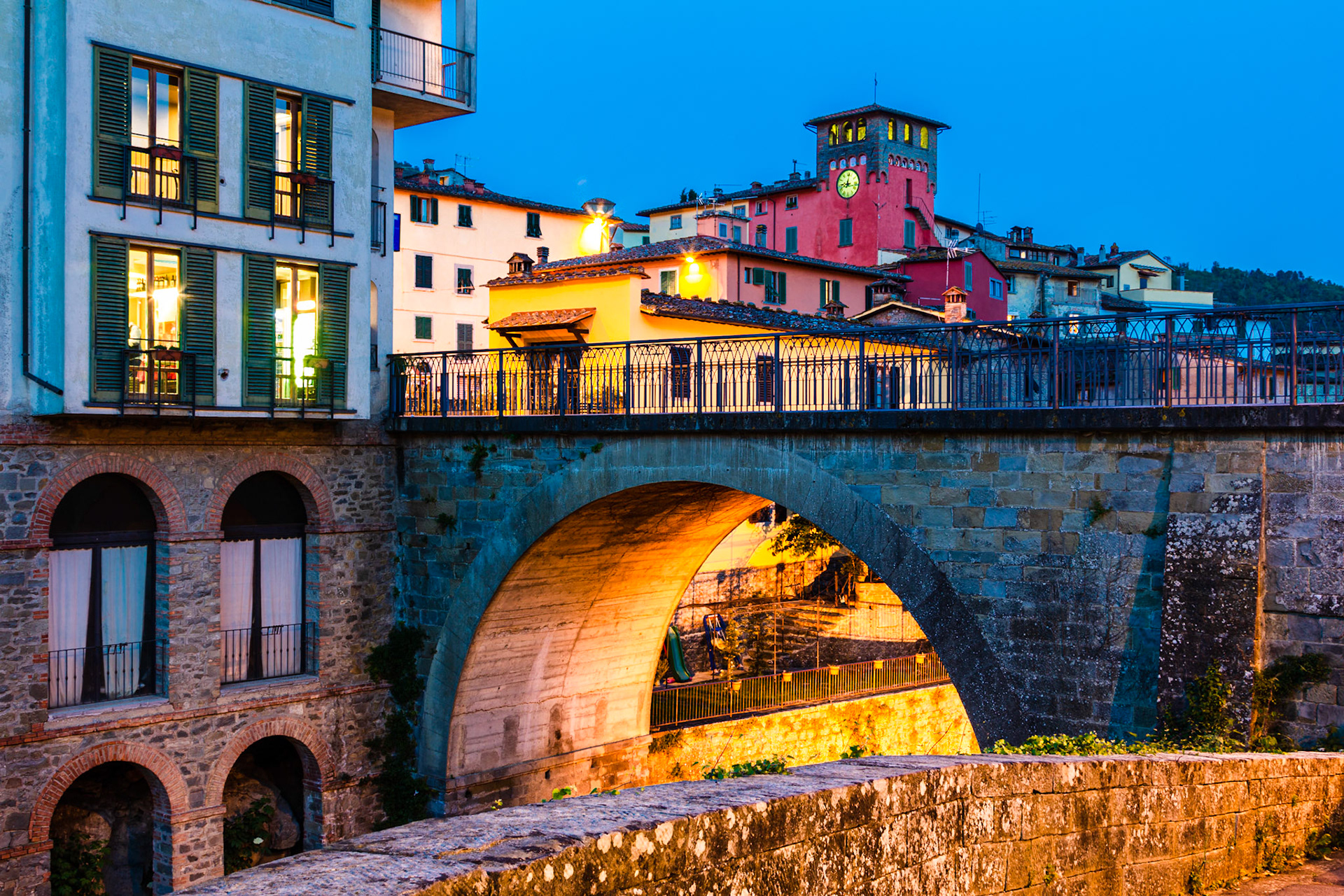Loro Ciuffenna è un comune italiano di circa 6 000 abitanti della provincia di Arezzo, che fa parte de "I Borghi più belli d'Italia". Il toponimo è attestato per la prima volta nel 1050 come Loro, dal latino laurus, mentre Ciuffenna è il nome del torrente vicino, attestato nel 1037 come Iofinne e derivato dal nome di persona romano Clufennius di probabile origine etrusca. Il nome del torrente fu aggiunto a quello originario del paese nel 1863.