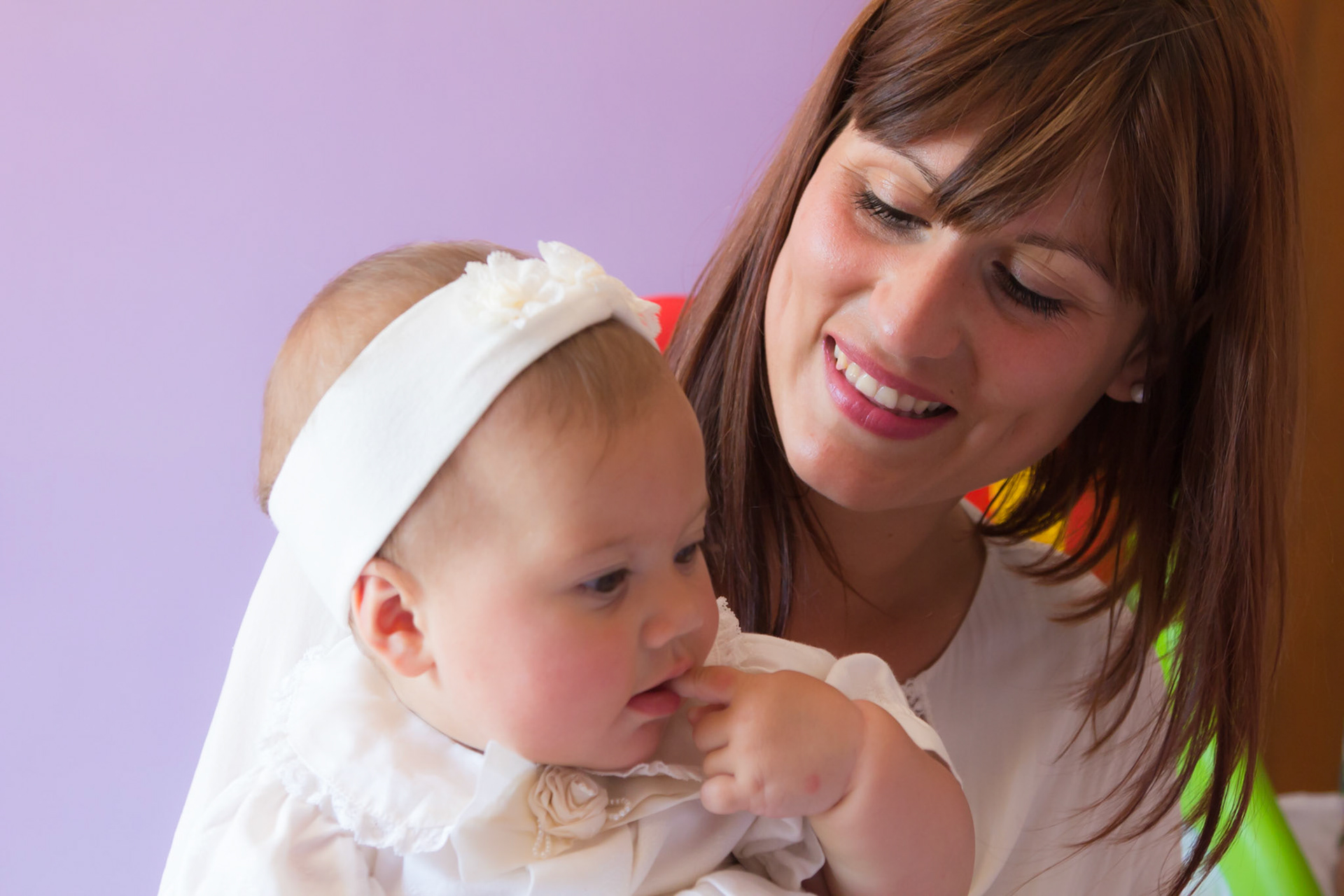 Il sorriso di una giovane mamma