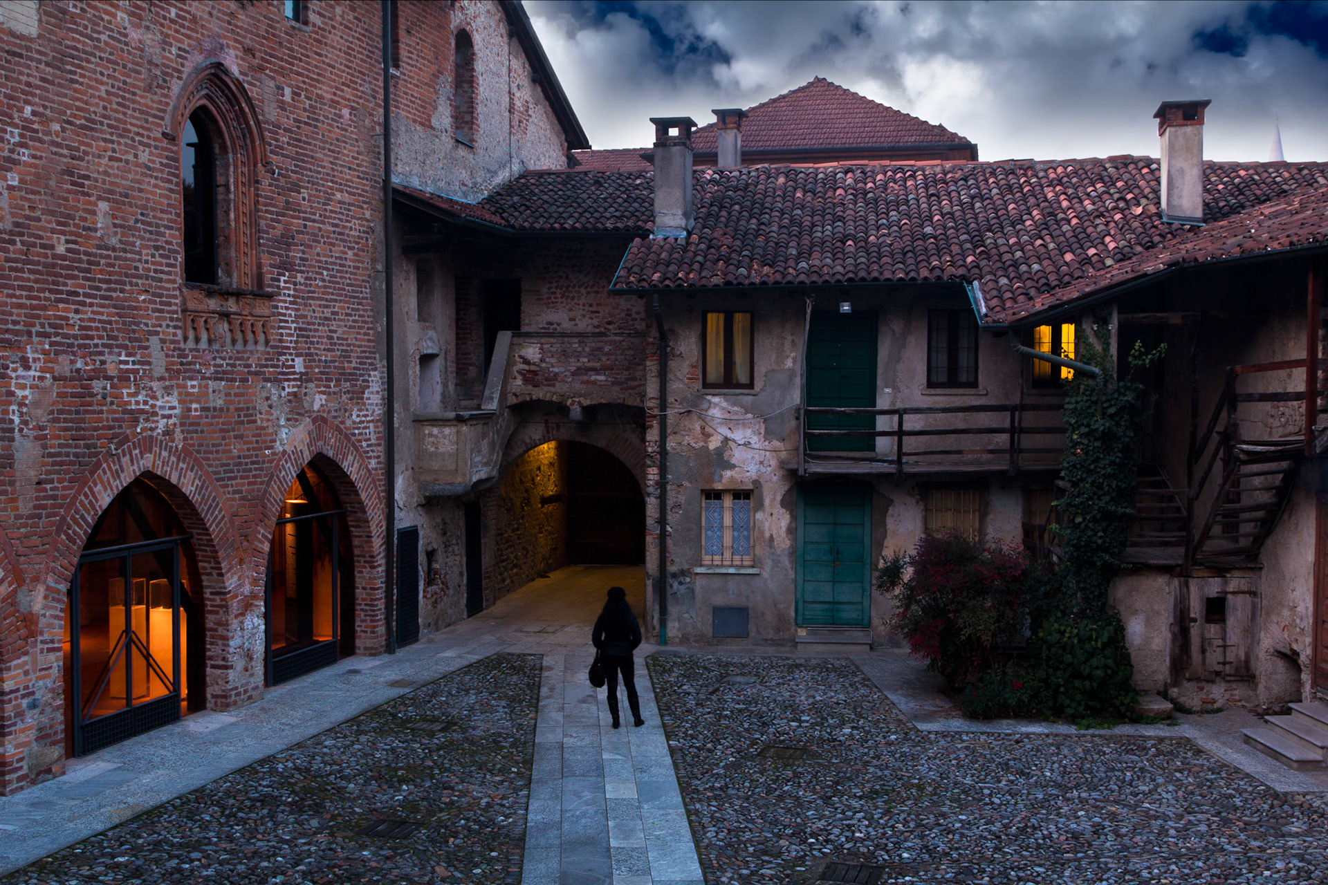 Il paese è ricco di testimonianze storiche ed artistiche. I cronisti dell'epoca registrarono la presenza longobarda da cui discese, attorno all'anno 1000, la nobile famiglia Castiglioni, possidente del feudo castiglionese perlomeno dal 1028