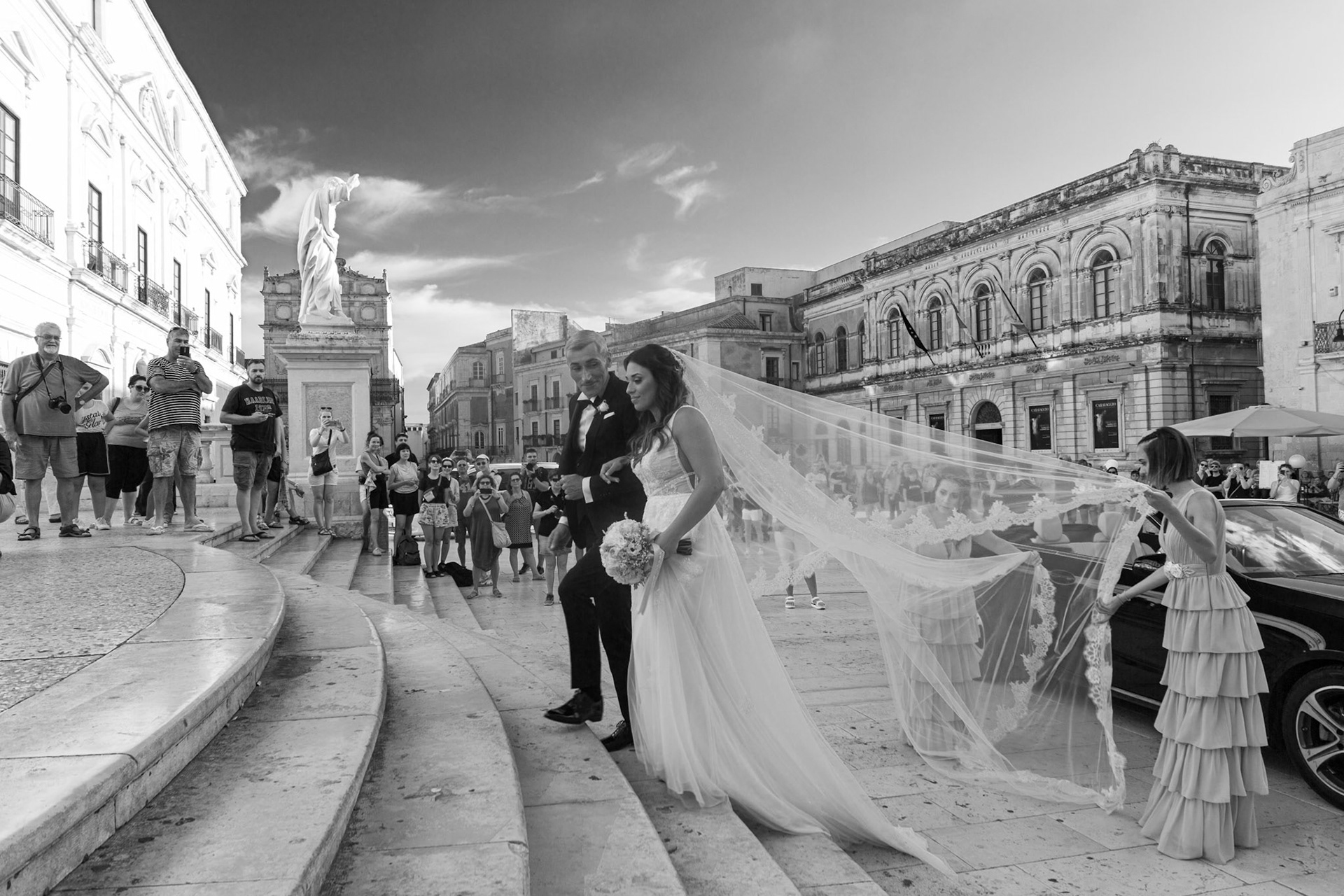 Il babbo accompagna la su figliola all’altare 