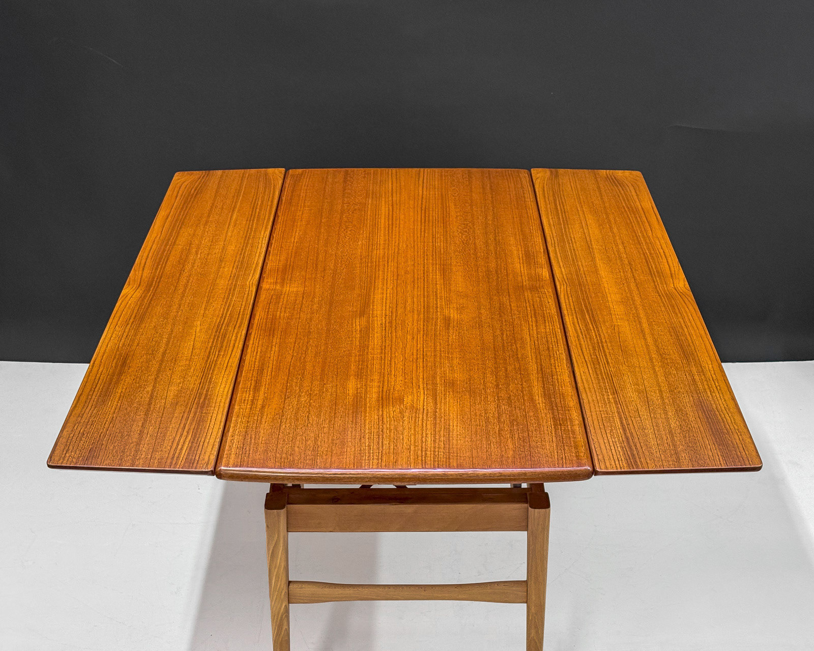Scandinavian Modern Patented Table