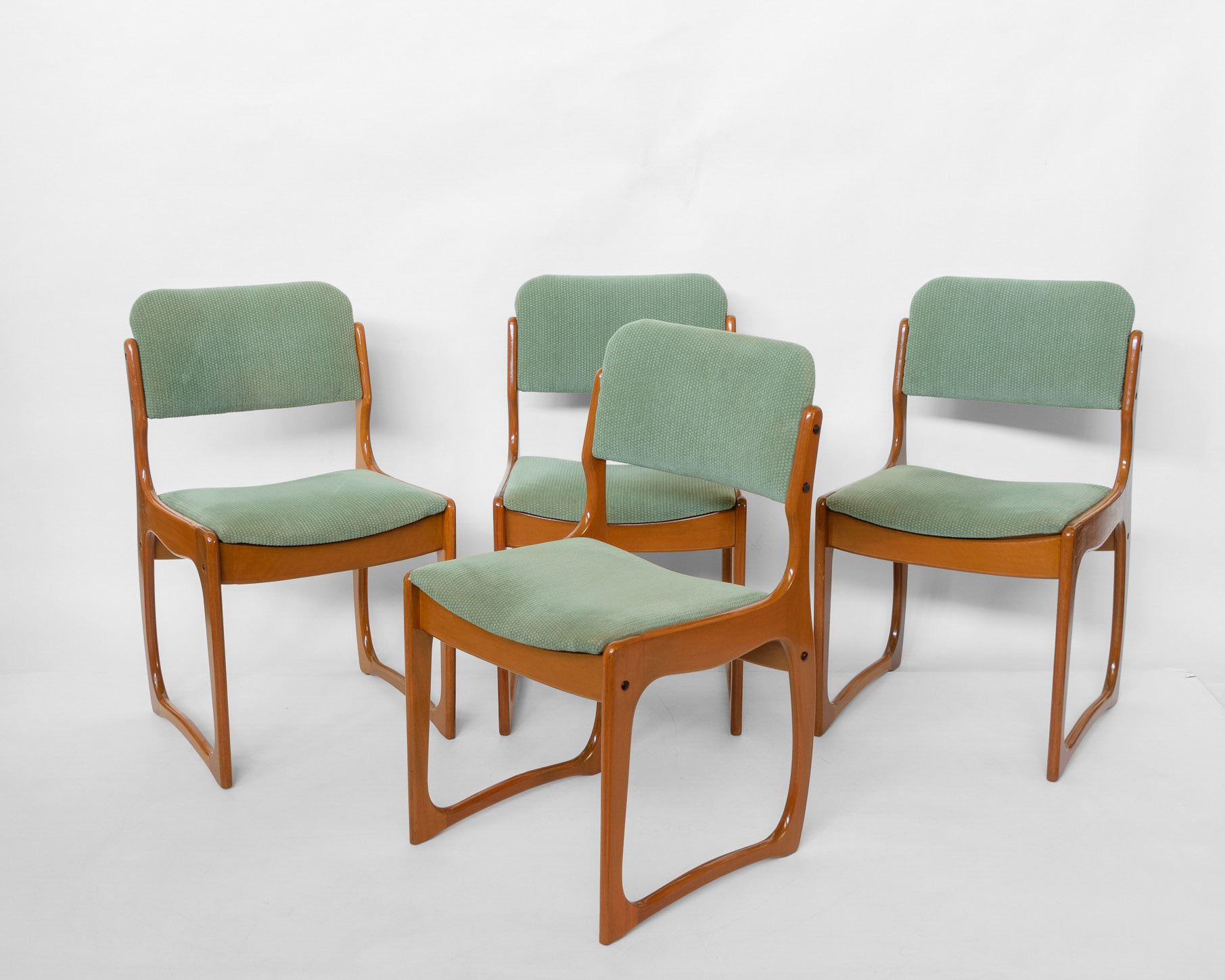Sled-leg dining chairs