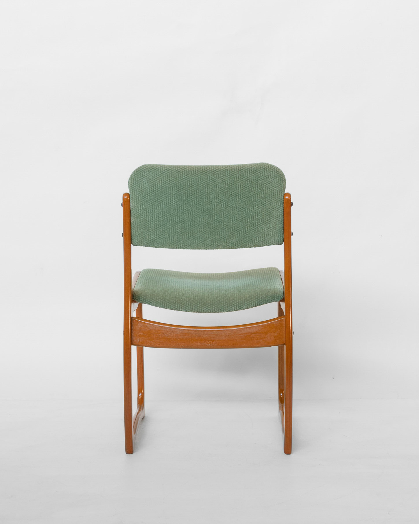 Sled-leg dining chairs