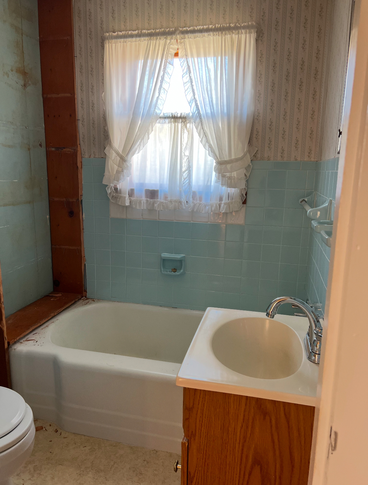 Existing Bathroom (becoming closet space for west bedrooms)