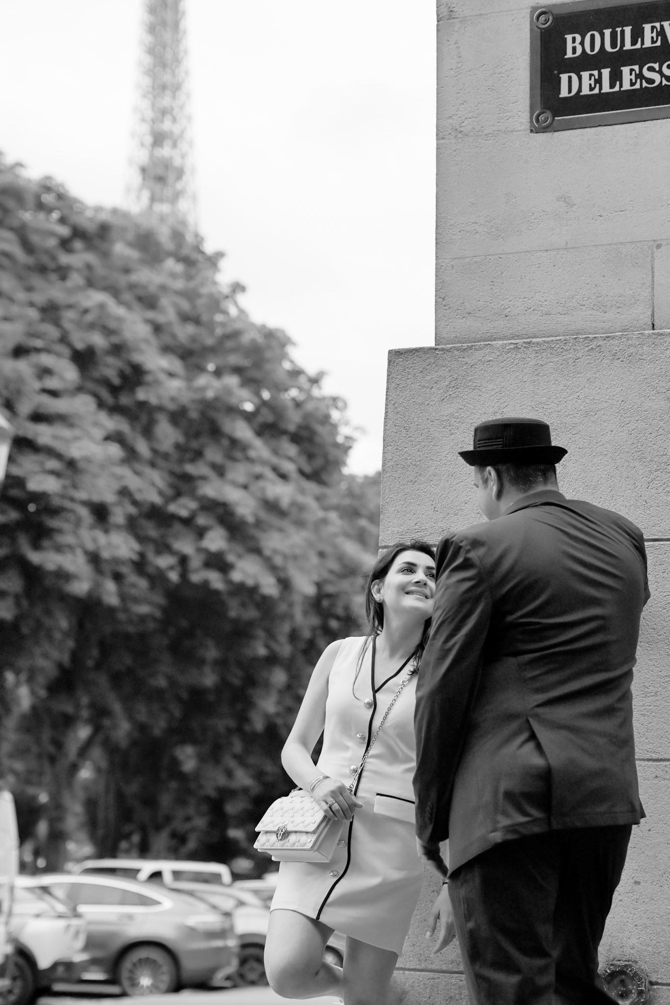 Paris wedding photographer capturing a romantic kiss under the Eiffel Tower