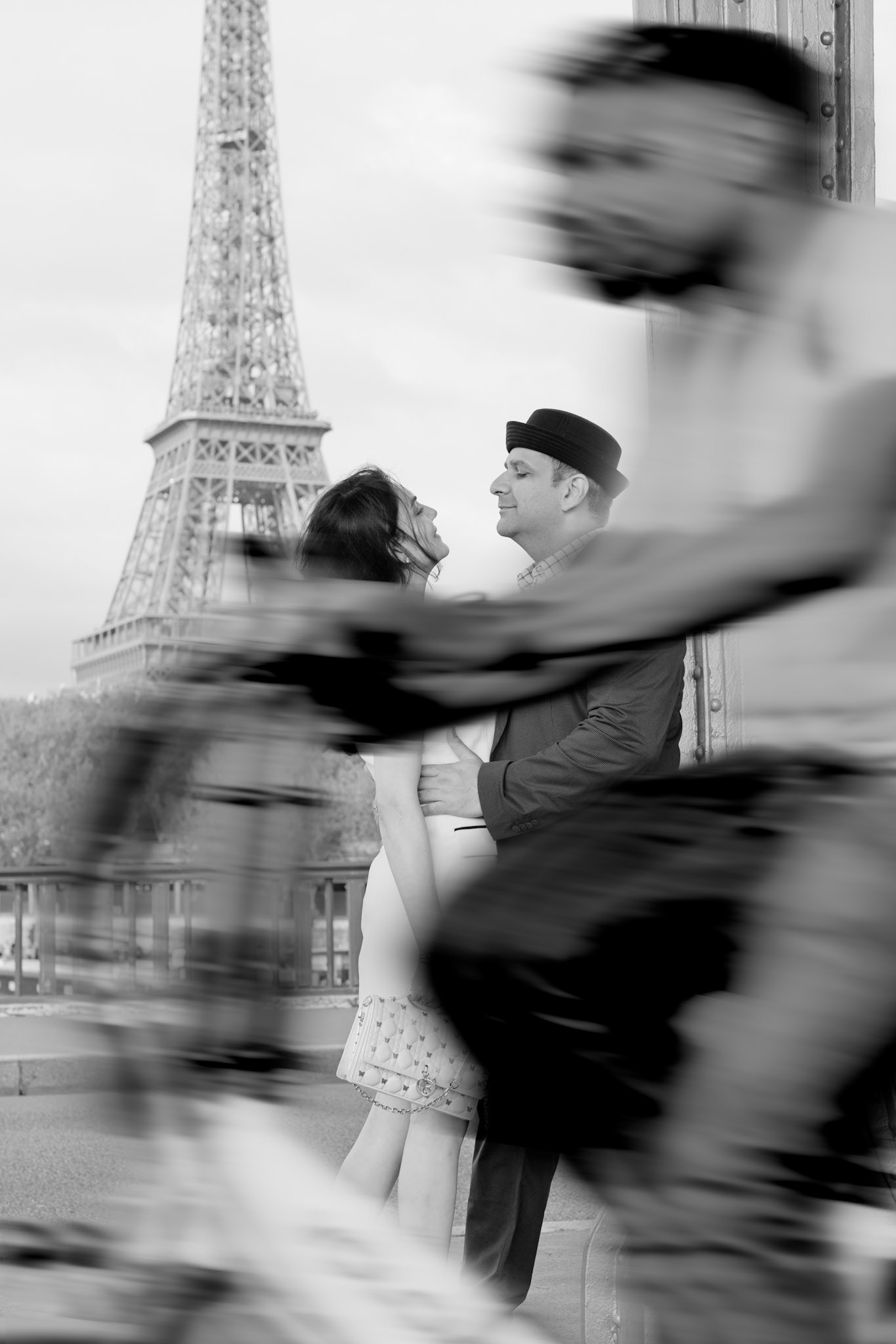 Paris wedding photographer capturing a romantic kiss under the Eiffel Tower