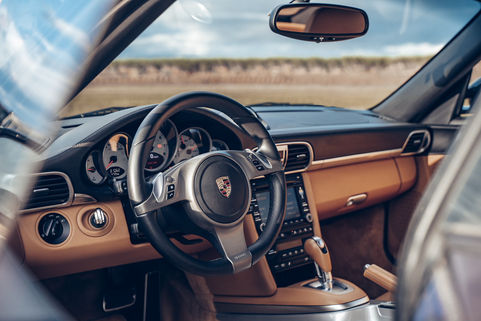 Porsche Carrera 4S | Projeto autoral, realizado num aeroporto particular.