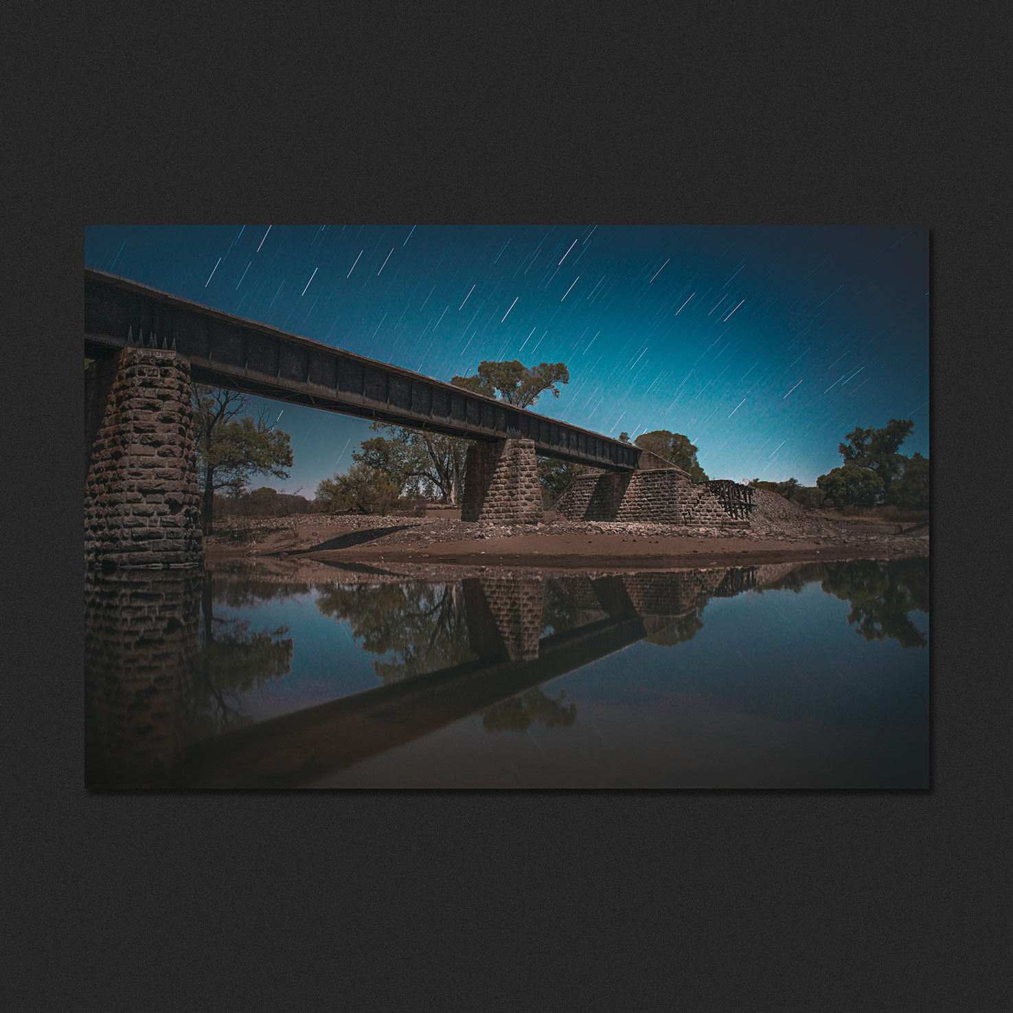 Puente negro con estrellas