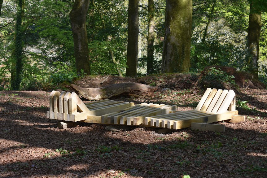 Circuit court du design appliqué à des démarches d’économie circulaire Bois de Keroual (29) avec le collectif de paysagiste Atelier Bivouac, l’EESAB & le lycée Vauban La direction des espaces verts de la ville de Brest nous propose à 3 designers intégrant 3 étudiant du BTS design du lycée Vauban, de réfléchir et de réaliser à l’aide de ressources de bois et de machines, une série de mobiliers à partir de sections de chêne et de châtaigner non valorisées du bois de Keroual. Ces productions sont disposées et installées in-situ pour répondre au différents usages attendus sur ce site.