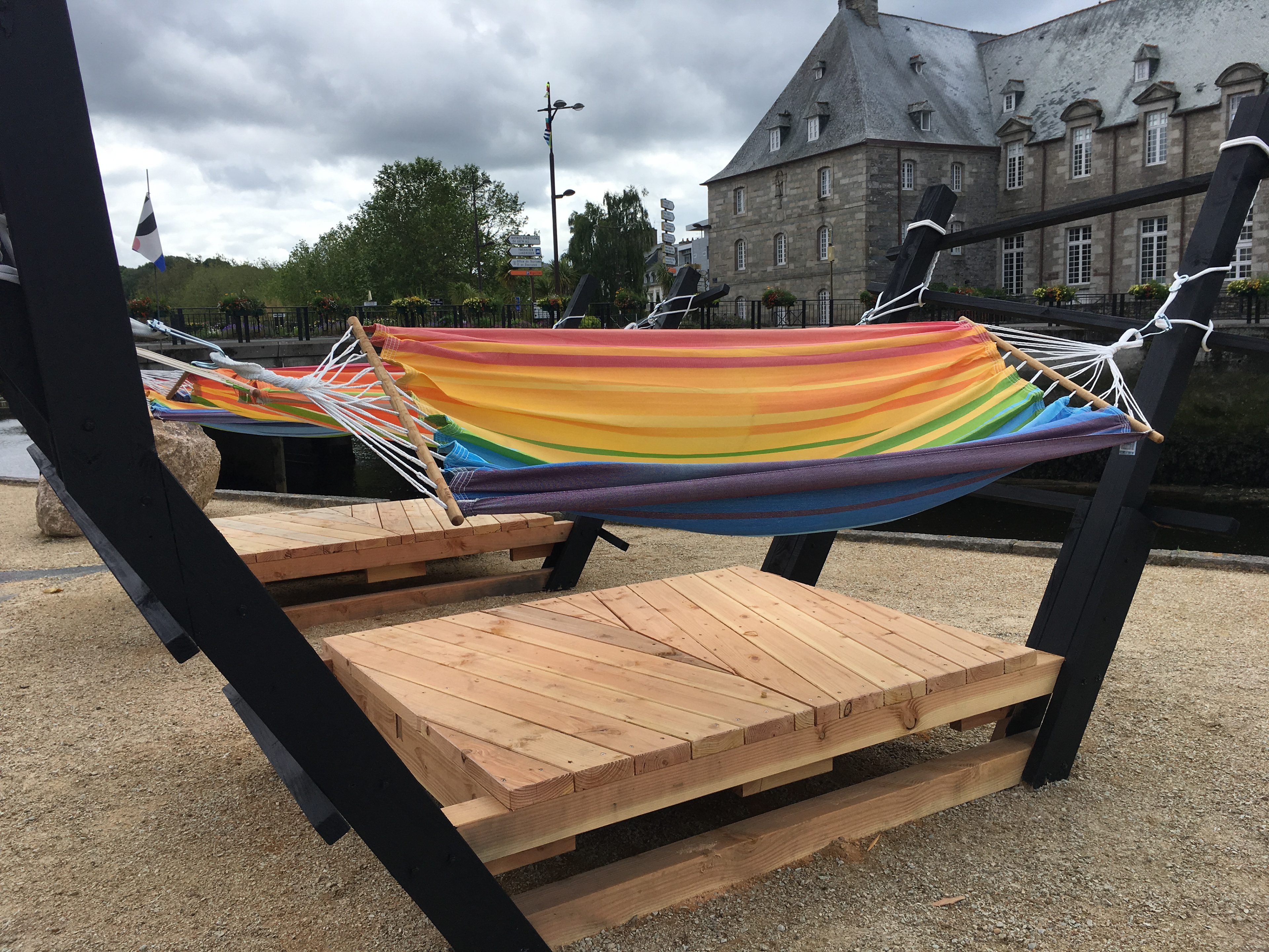 Aménagement des quais de Lannion sur le thème de la maritimité. Aménagement éphémère qui a pour but de tester des usages, et voir comment les citoyens s’approprient cet espace. Conception et fabrication; membre du collectif Les Manufacteurs & collaboration avec le collectif de paysagistes Atelier Bivouac Évènement éphémère de juin 2019 à septembre 2019