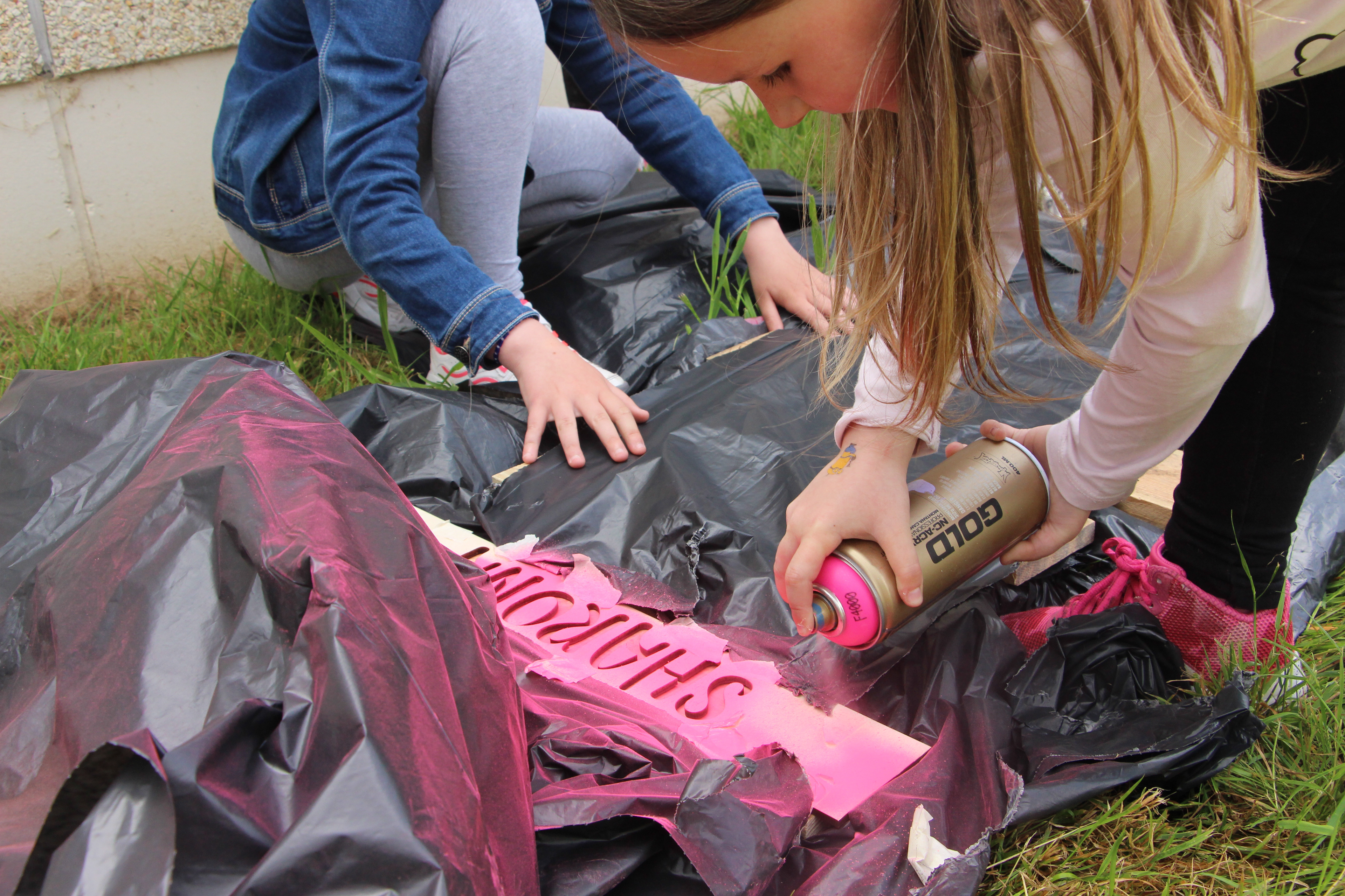 Projet mené en collaboration avec Tyfenn Le Luc, Ecole du Questel, Brest (29) L’objectif de ces ateliers à été de sensibiliser un jeune public au jardinage, à l’éco conception, au design et à la création d’un nouvel espace de vie au sein de l’école. Nous avons mis en place plusieurs ateliers, autour des sens, du dessin, de la création, de la mise en volume, en espace et enfin une phase de fabrication avec un apprentissage du travail de groupe.