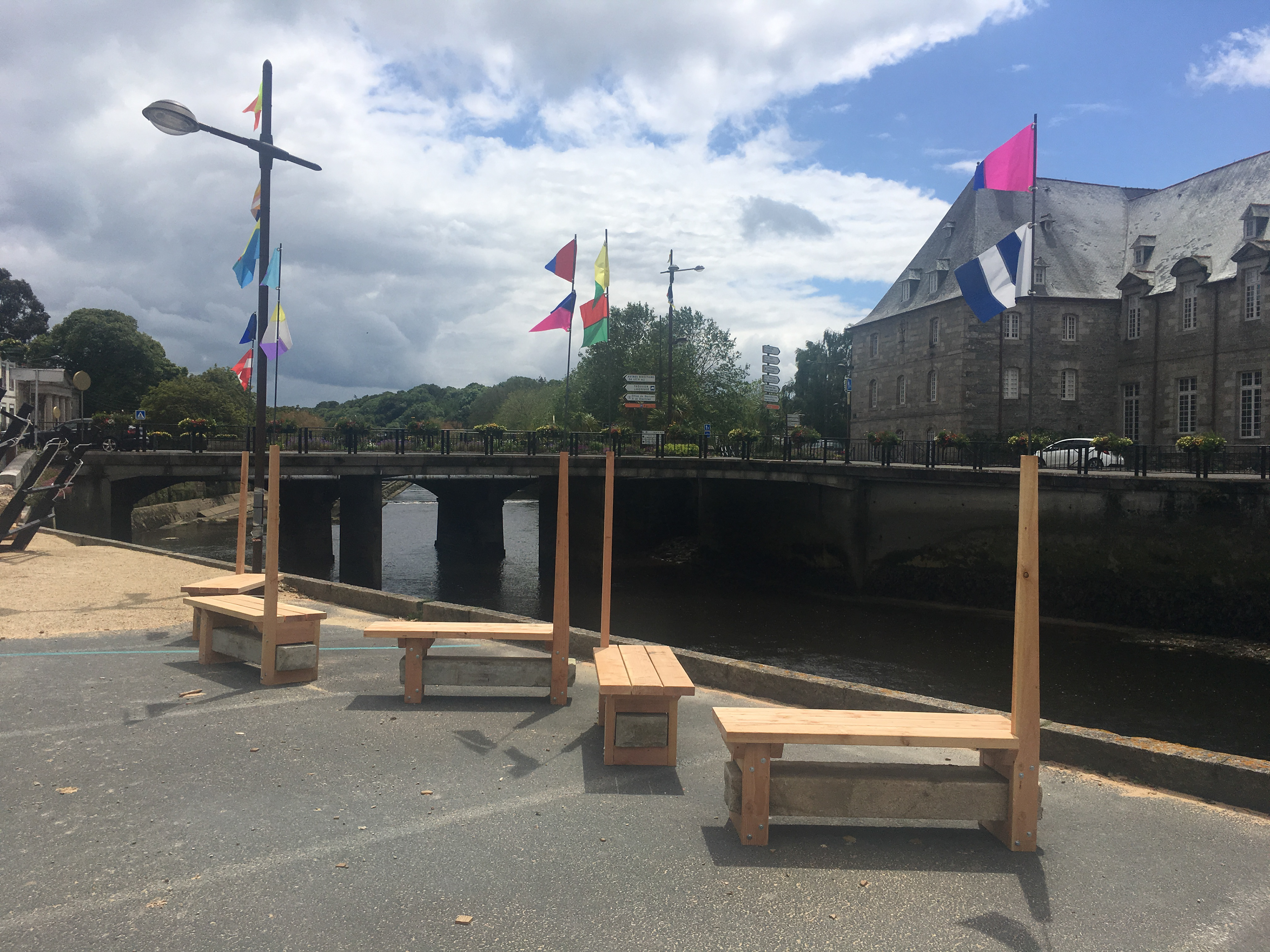 Aménagement des quais de Lannion sur le thème de la maritimité. Aménagement éphémère qui a pour but de tester des usages, et voir comment les citoyens s’approprient cet espace. Conception et fabrication; membre du collectif Les Manufacteurs & collaboration avec le collectif de paysagistes Atelier Bivouac Évènement éphémère de juin 2019 à septembre 2019