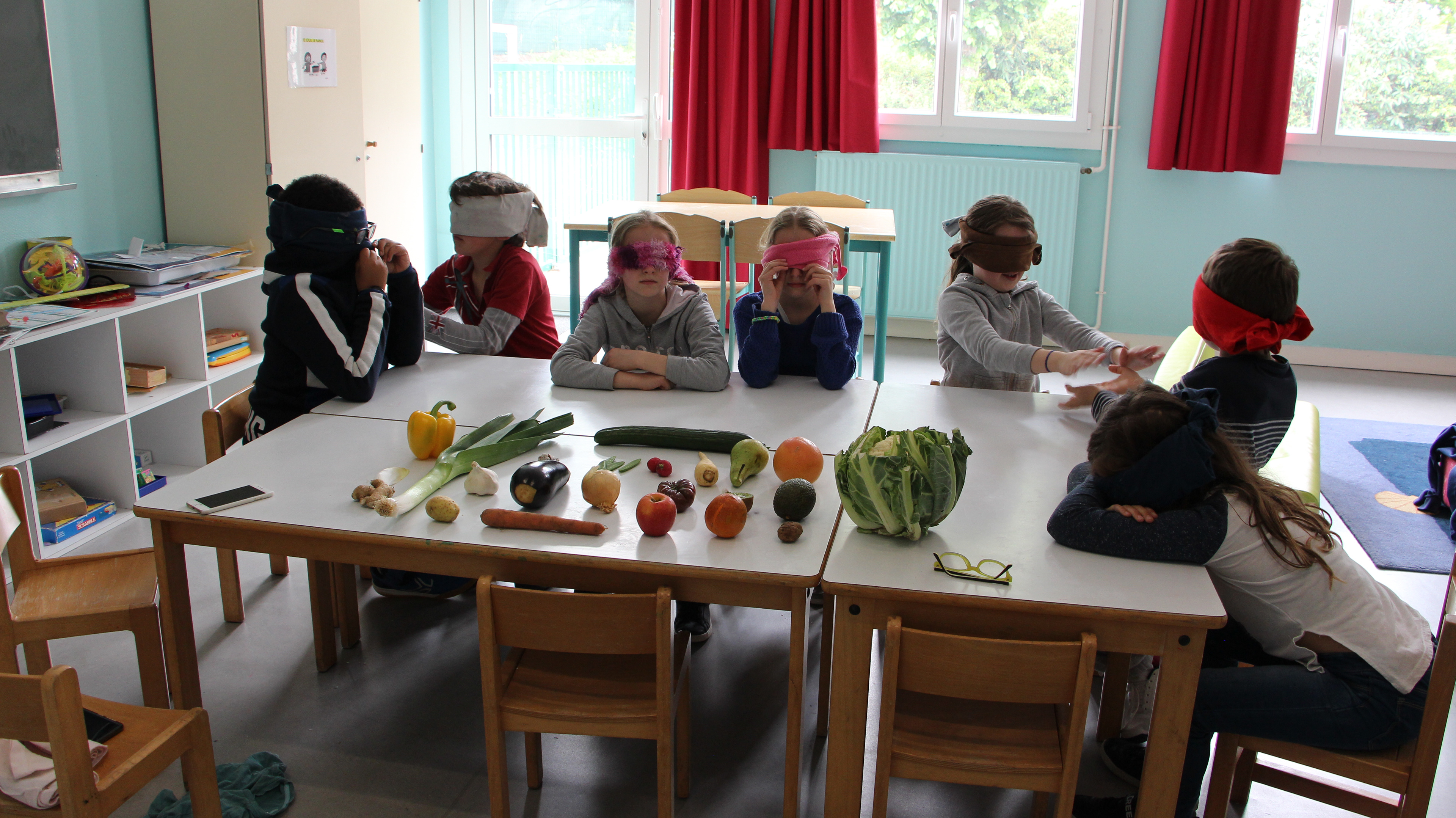 Projet mené en collaboration avec Tyfenn Le Luc, Ecole du Questel, Brest (29) L’objectif de ces ateliers à été de sensibiliser un jeune public au jardinage, à l’éco conception, au design et à la création d’un nouvel espace de vie au sein de l’école. Nous avons mis en place plusieurs ateliers, autour des sens, du dessin, de la création, de la mise en volume, en espace et enfin une phase de fabrication avec un apprentissage du travail de groupe.