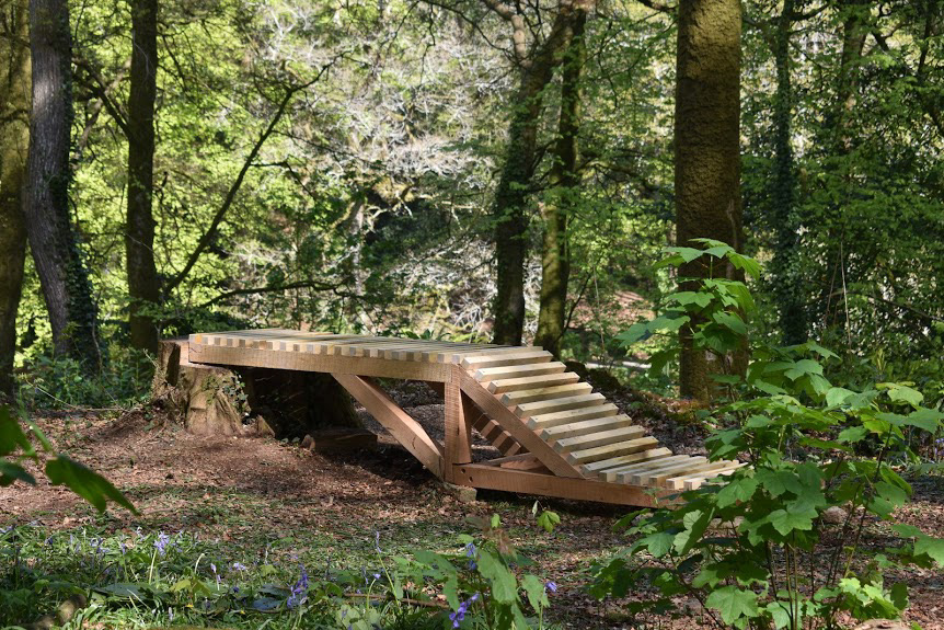 Circuit court du design appliqué à des démarches d’économie circulaire Bois de Keroual (29) avec le collectif de paysagiste Atelier Bivouac, l’EESAB & le lycée Vauban La direction des espaces verts de la ville de Brest nous propose à 3 designers intégrant 3 étudiant du BTS design du lycée Vauban, de réfléchir et de réaliser à l’aide de ressources de bois et de machines, une série de mobiliers à partir de sections de chêne et de châtaigner non valorisées du bois de Keroual. Ces productions sont disposées et installées in-situ pour répondre au différents usages attendus sur ce site.