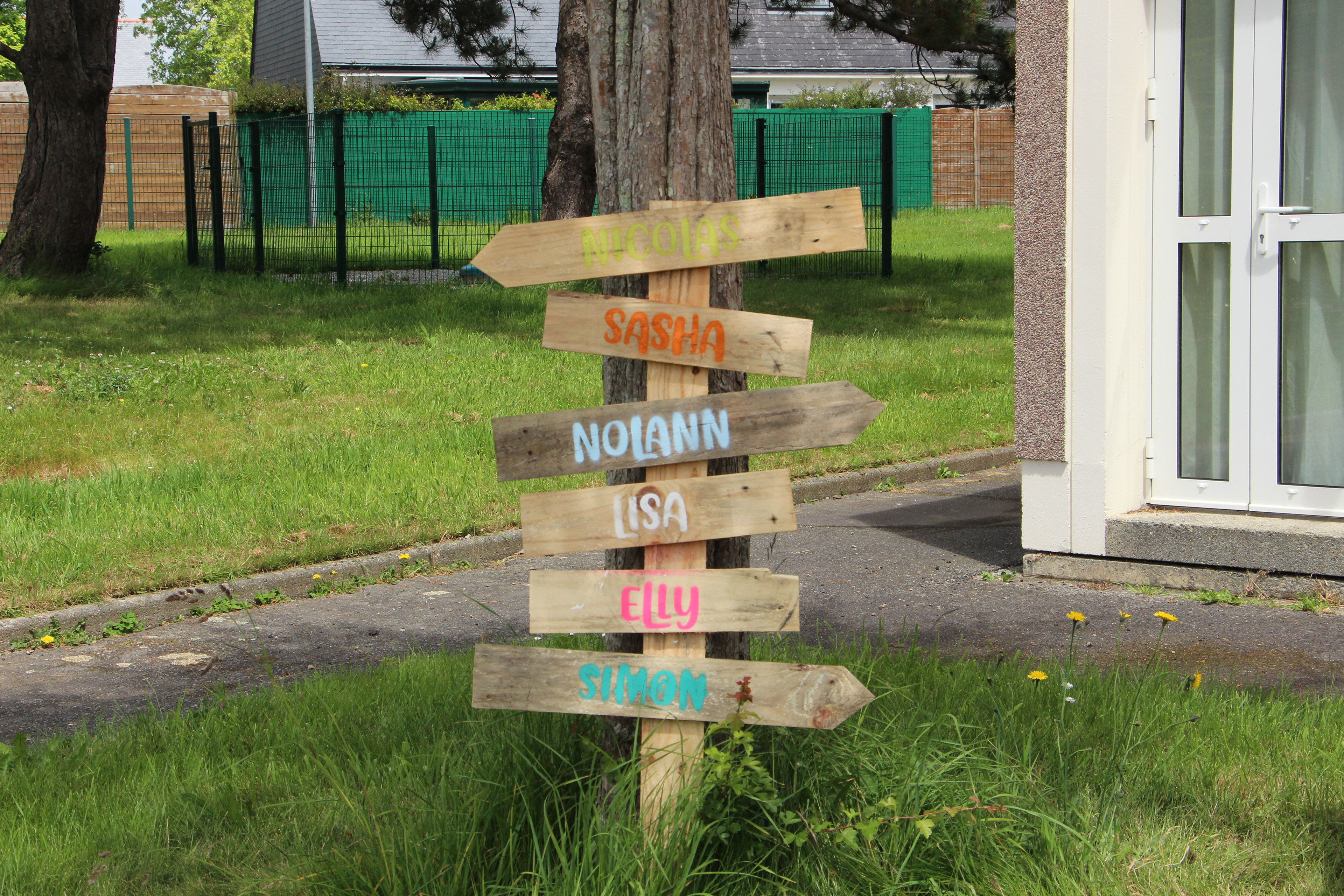 Projet mené en collaboration avec Tyfenn Le Luc, Ecole du Questel, Brest (29) L’objectif de ces ateliers à été de sensibiliser un jeune public au jardinage, à l’éco conception, au design et à la création d’un nouvel espace de vie au sein de l’école. Nous avons mis en place plusieurs ateliers, autour des sens, du dessin, de la création, de la mise en volume, en espace et enfin une phase de fabrication avec un apprentissage du travail de groupe.