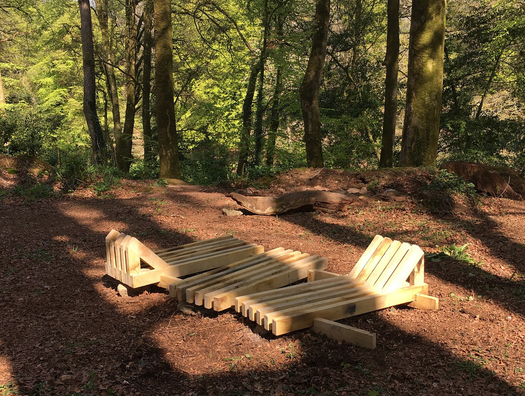Circuit court du design appliqué à des démarches d’économie circulaire Bois de Keroual (29) avec le collectif de paysagiste Atelier Bivouac, l’EESAB & le lycée Vauban La direction des espaces verts de la ville de Brest nous propose à 3 designers intégrant 3 étudiant du BTS design du lycée Vauban, de réfléchir et de réaliser à l’aide de ressources de bois et de machines, une série de mobiliers à partir de sections de chêne et de châtaigner non valorisées du bois de Keroual. Ces productions sont disposées et installées in-situ pour répondre au différents usages attendus sur ce site.