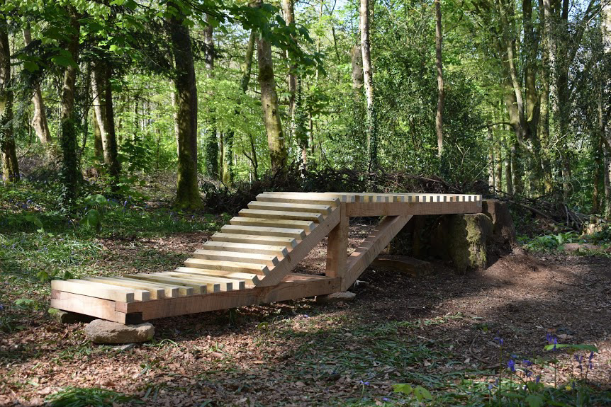 Circuit court du design appliqué à des démarches d’économie circulaire Bois de Keroual (29) avec le collectif de paysagiste Atelier Bivouac, l’EESAB & le lycée Vauban La direction des espaces verts de la ville de Brest nous propose à 3 designers intégrant 3 étudiant du BTS design du lycée Vauban, de réfléchir et de réaliser à l’aide de ressources de bois et de machines, une série de mobiliers à partir de sections de chêne et de châtaigner non valorisées du bois de Keroual. Ces productions sont disposées et installées in-situ pour répondre au différents usages attendus sur ce site.