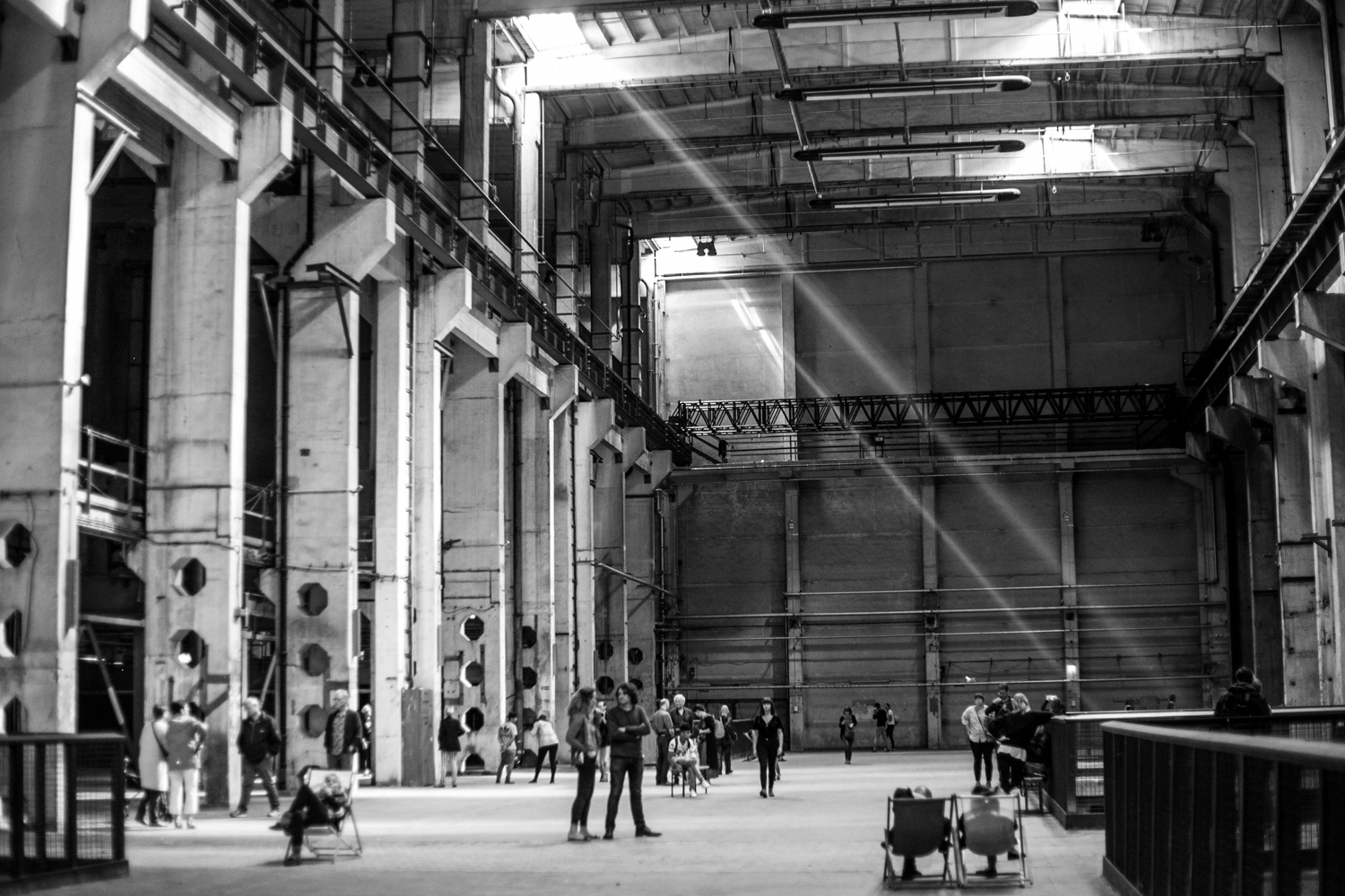 Menschen am Sonntag in Kraftwerk