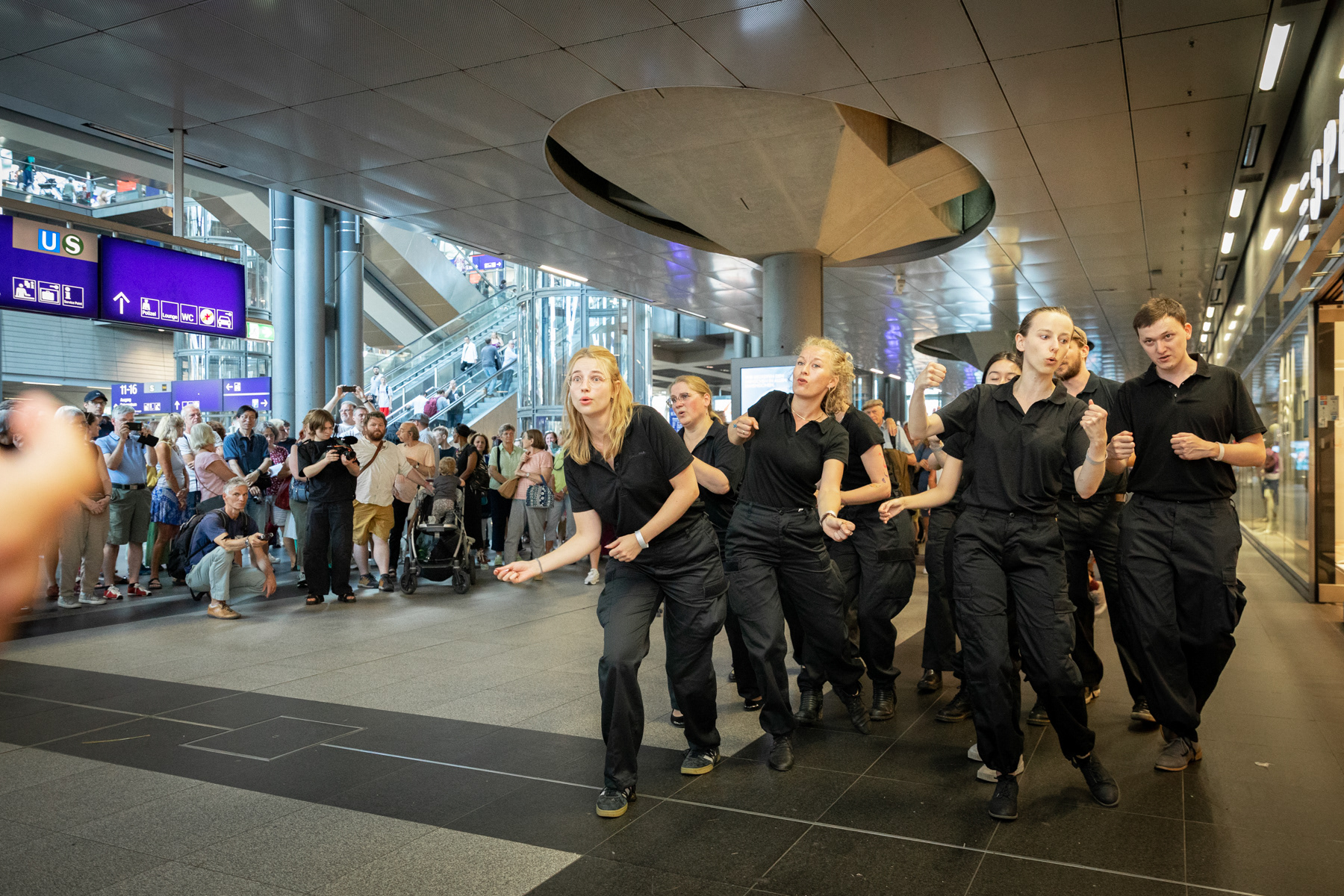 Between the Trains, 11 Quires on Hauptbahnhof Berlin