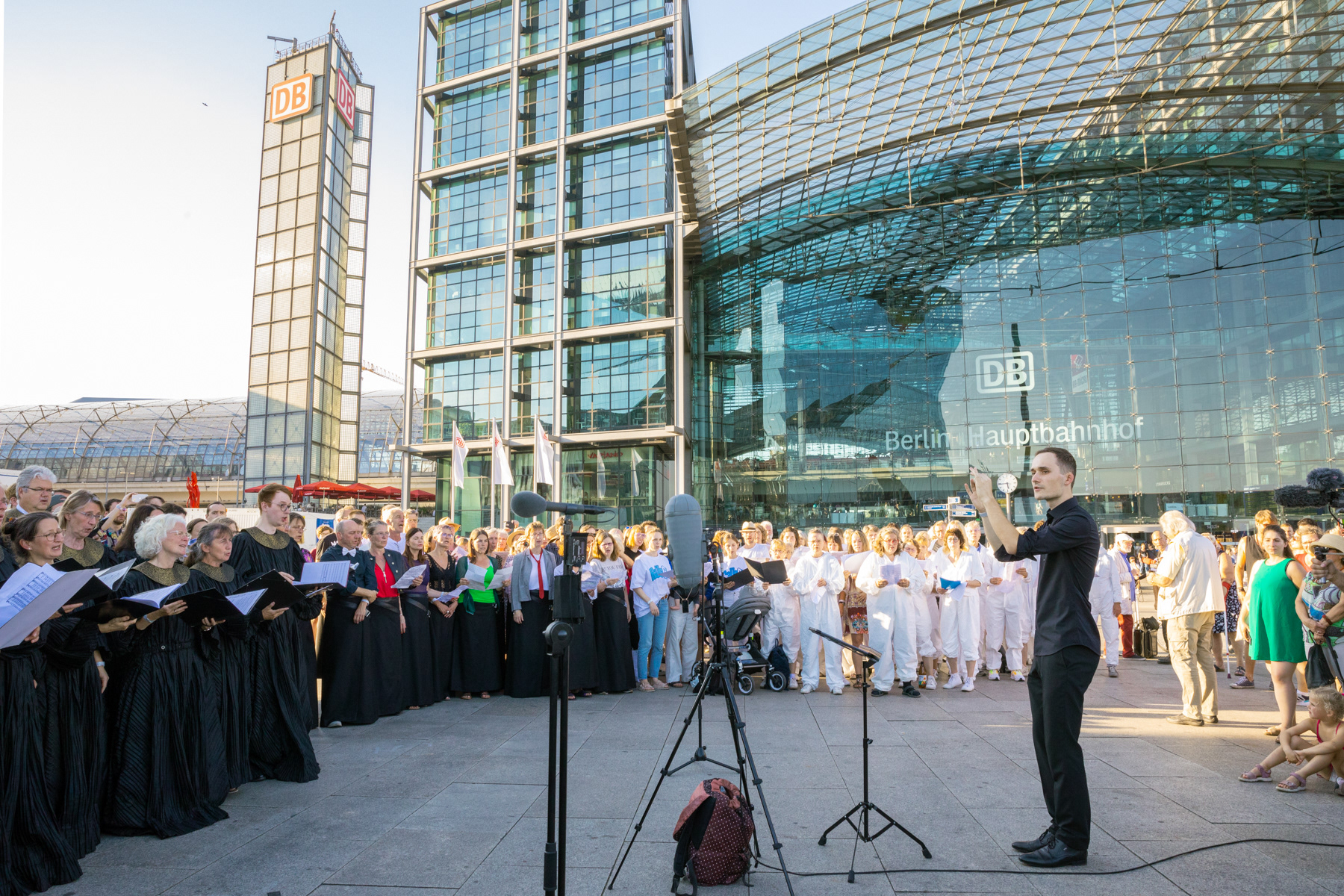 Between the Trains, 11 Quires on Hauptbahnhof Berlin