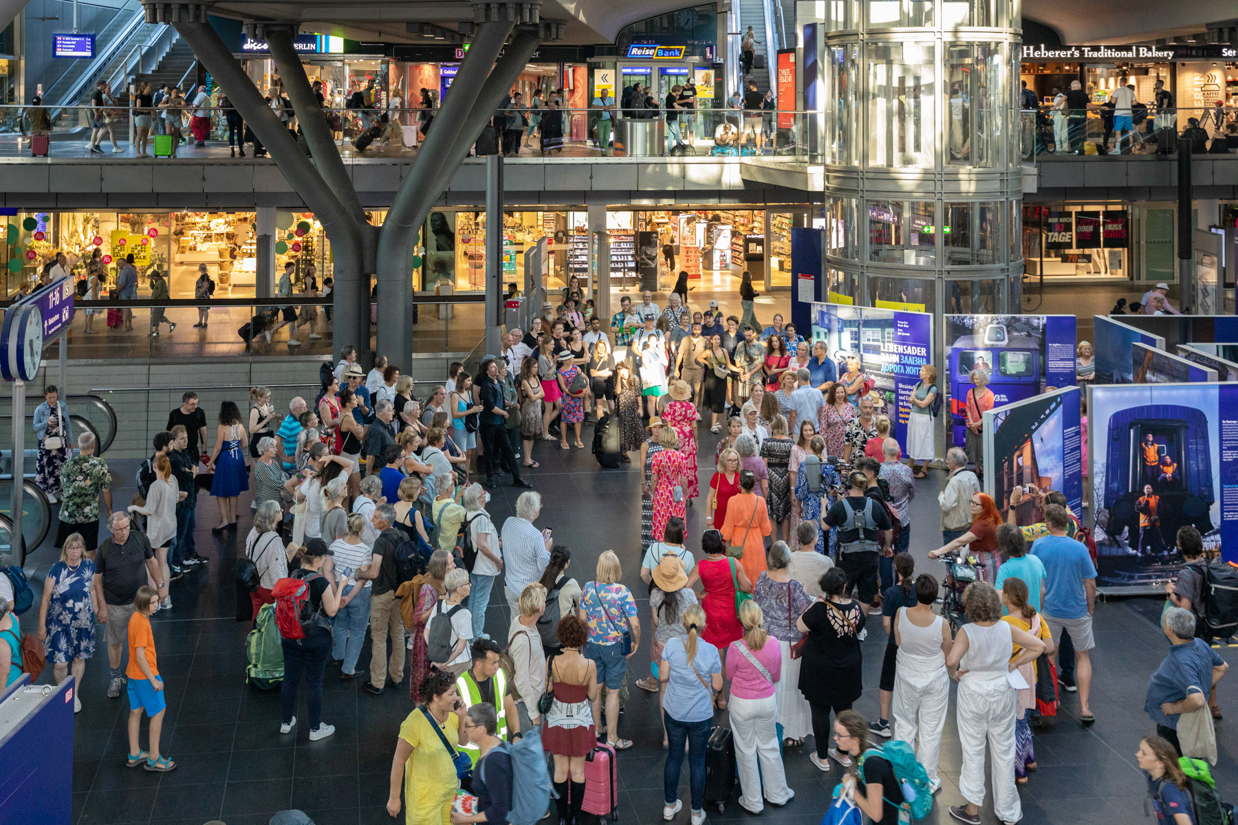 Between the Trains, 11 Quires on Hauptbahnhof Berlin