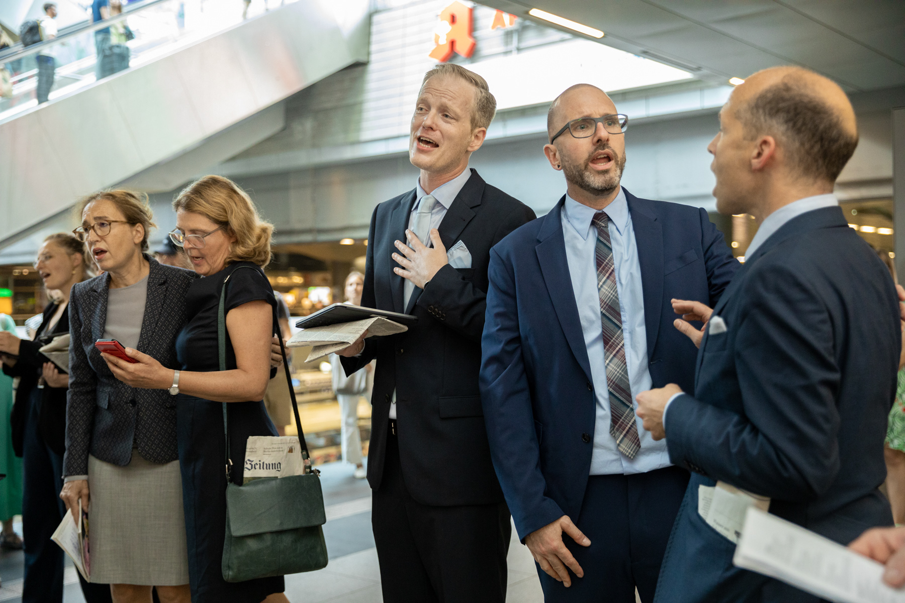 Between the Trains, 11 Quires on Hauptbahnhof Berlin