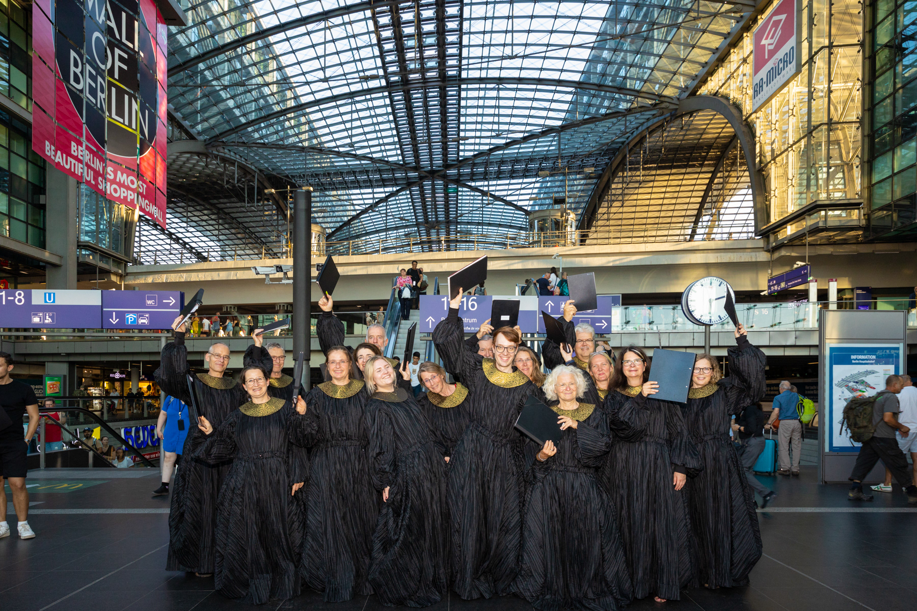 Between the Trains, 11 Quires on Hauptbahnhof Berlin