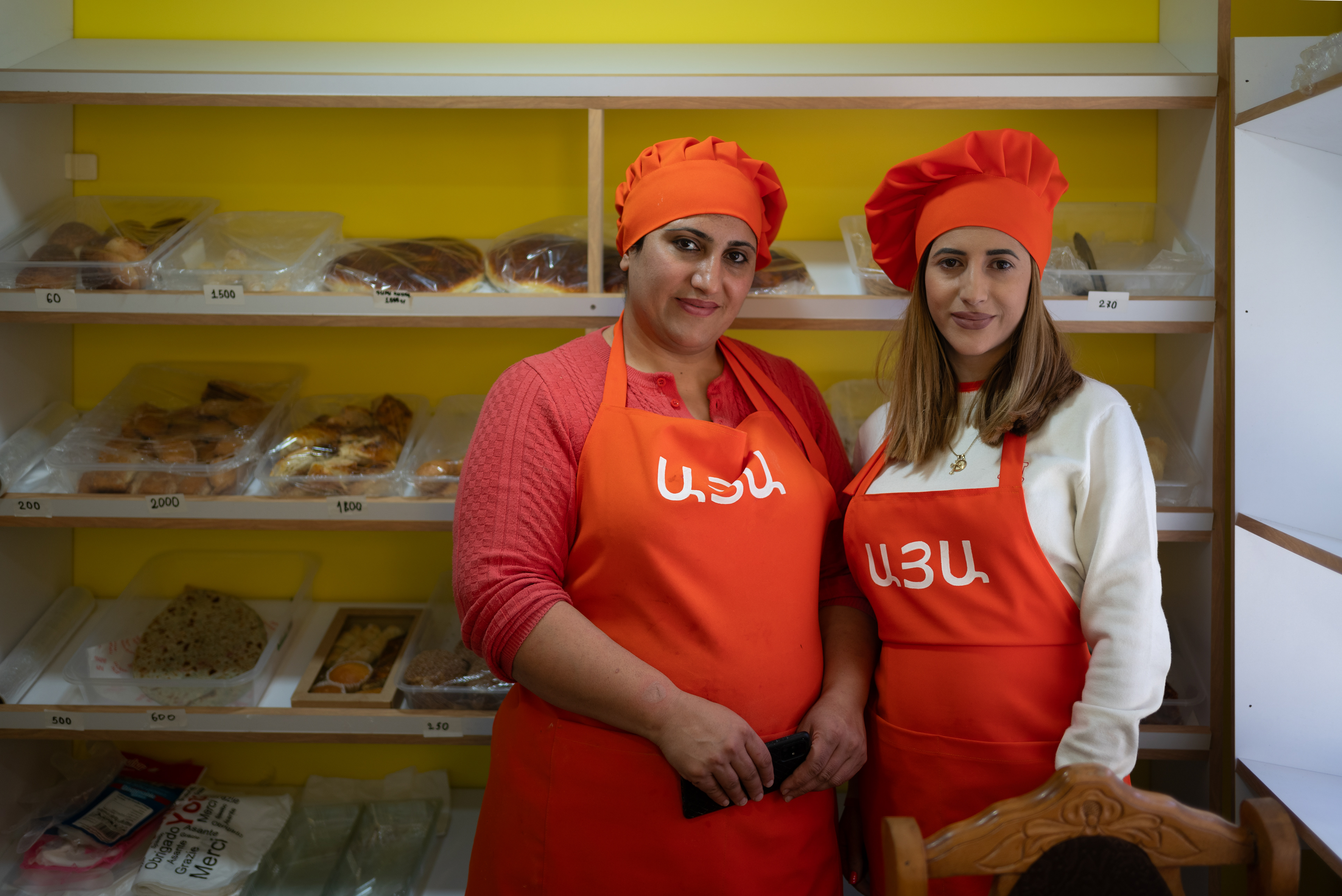  Siskokset avasivat leipomon Yerevaniin. Leipomon nimi on "Aya" ja tarkoittaa isoäitiä.