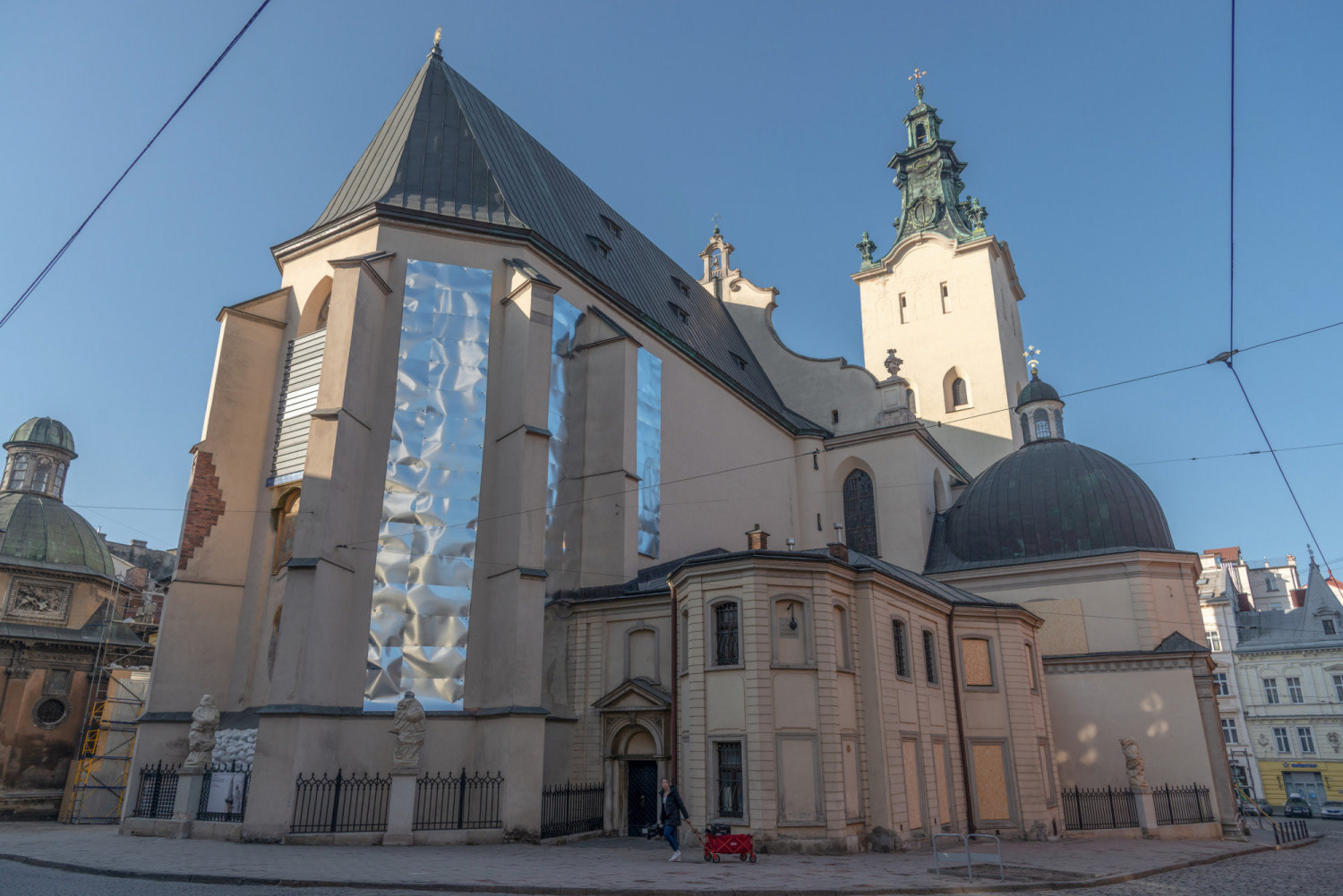 Locals in the culturally rich city of Lviv have taken it upon themselves to shield several stone statues by wrapping them in protective sheets.