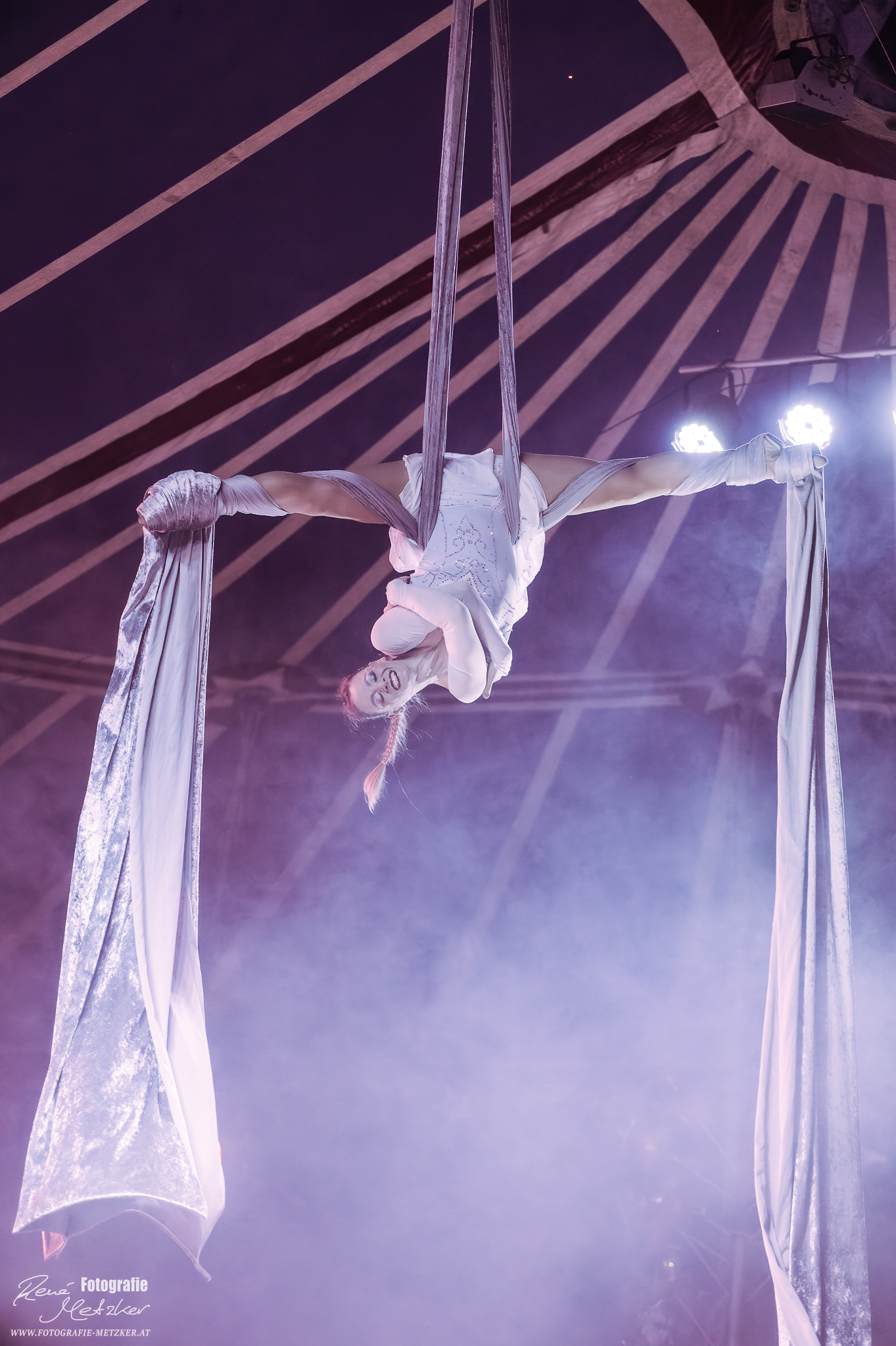 Andrea Veizerova - Wintercircus