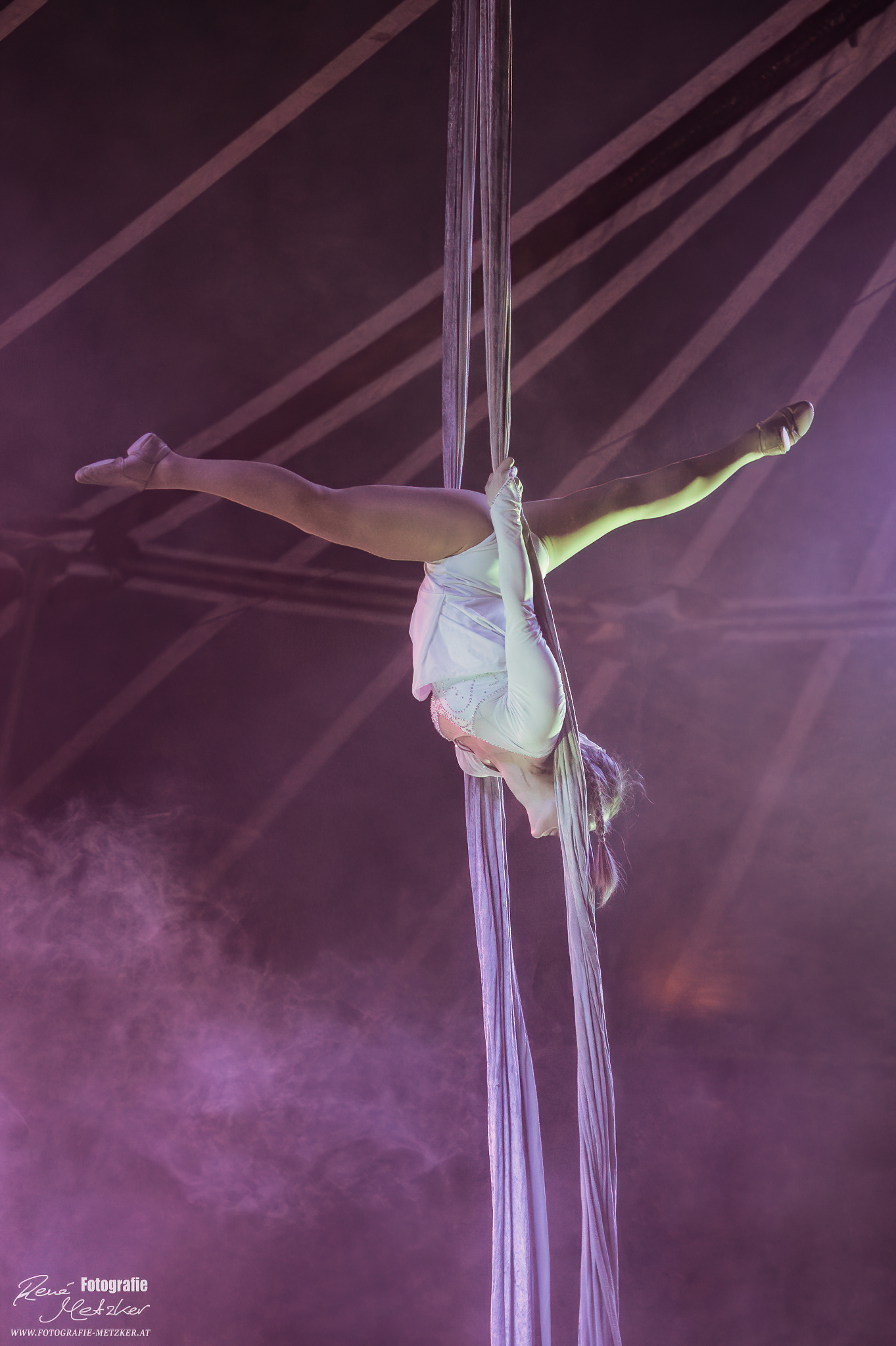 Andrea Veizerova - Wintercircus