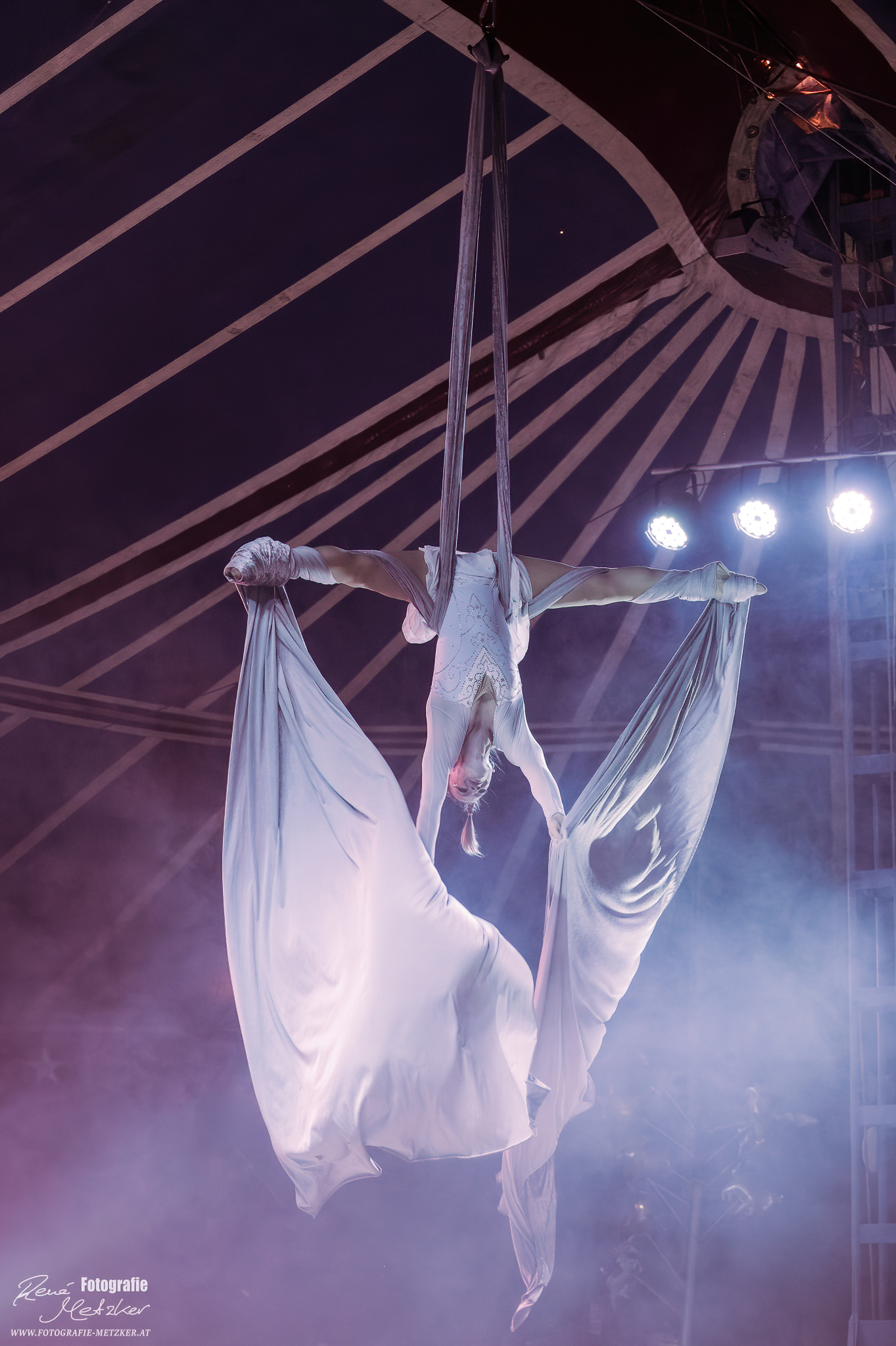 Andrea Veizerova - Wintercircus