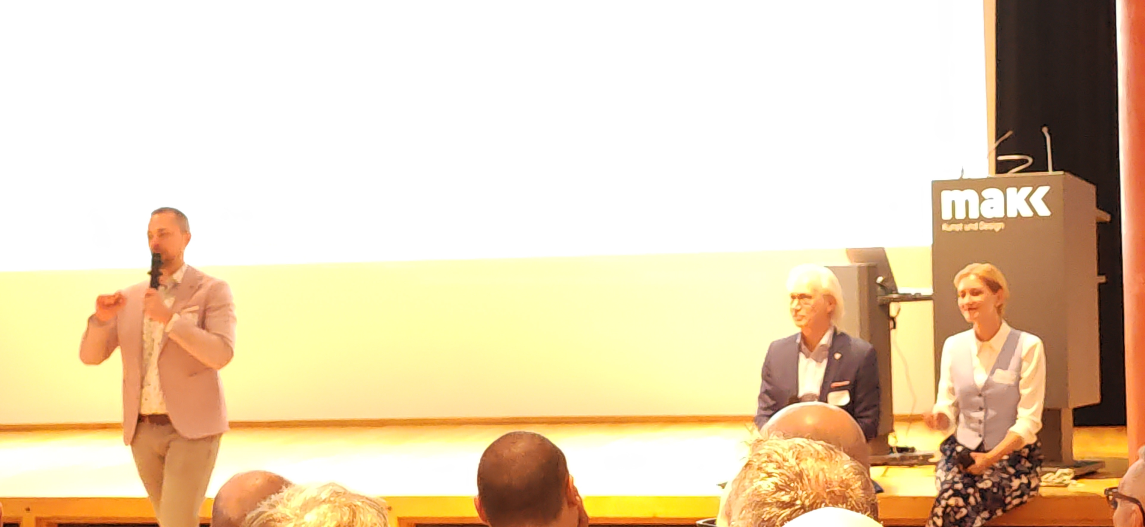 Ja1) Geschäftsstellen-Leiter Jan Bockemühl (BISS) kündigt Wolfgang Schwarz-Heim und Sophie Koch an