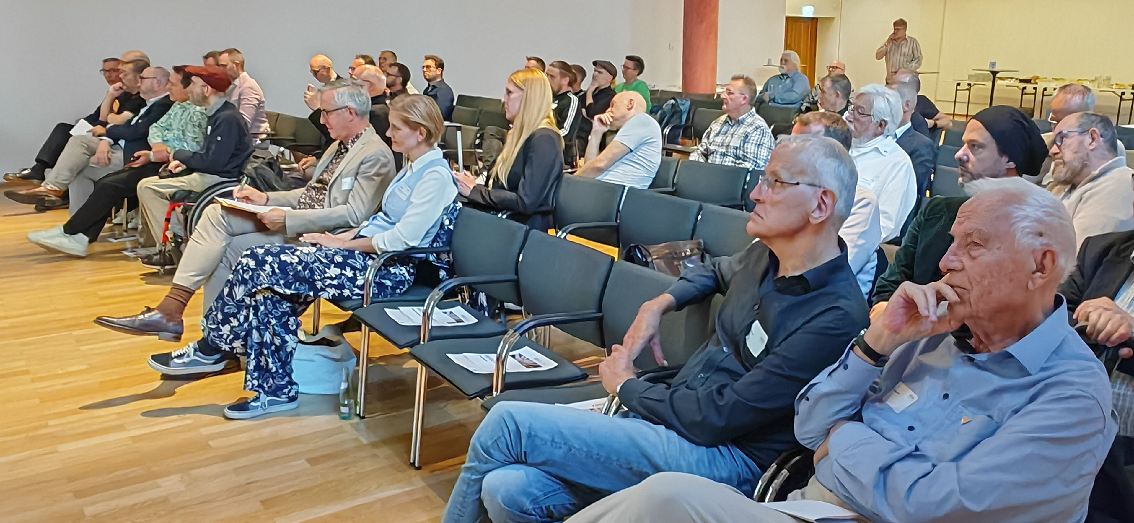 1. Reihe (v. r. n l.): BISS-Mitbegründer Georg Roth, BISS-Vorstandsmitglied Peter Struck, Queer-Beauftragte Sophie Koch